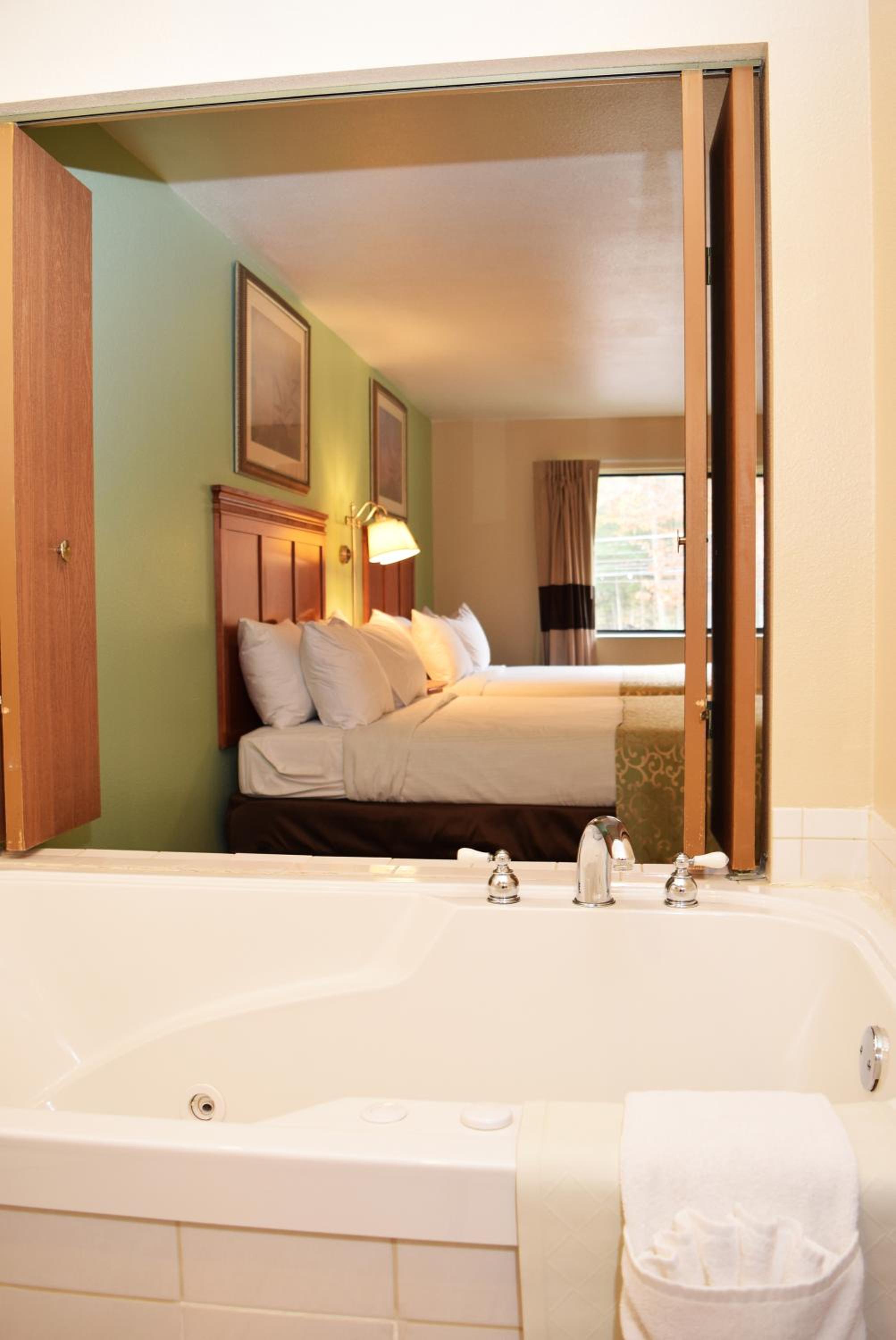 2 Queen Jacuzzi photo 3