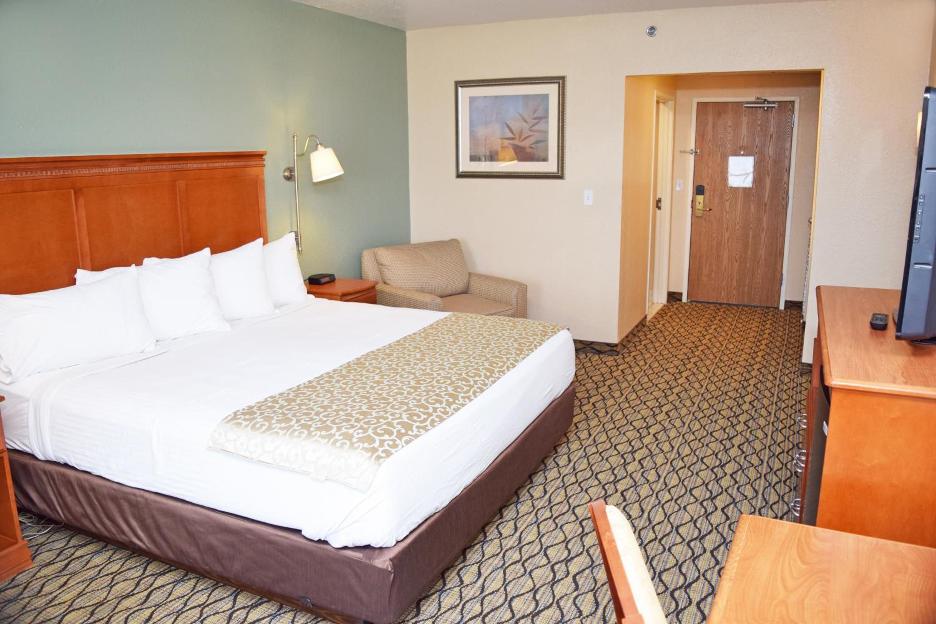 King Room with Lake View and Balcony photo 1