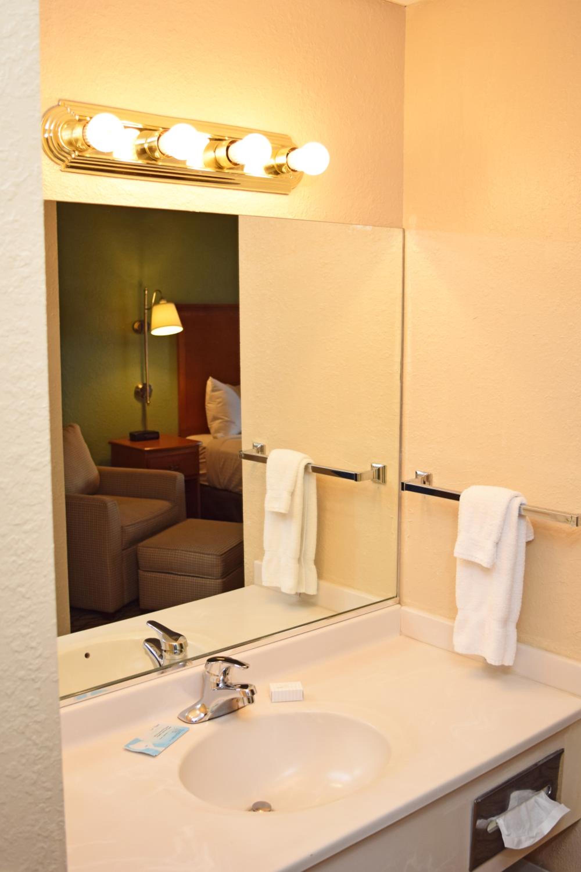 King Room with Lake View and Balcony photo 2