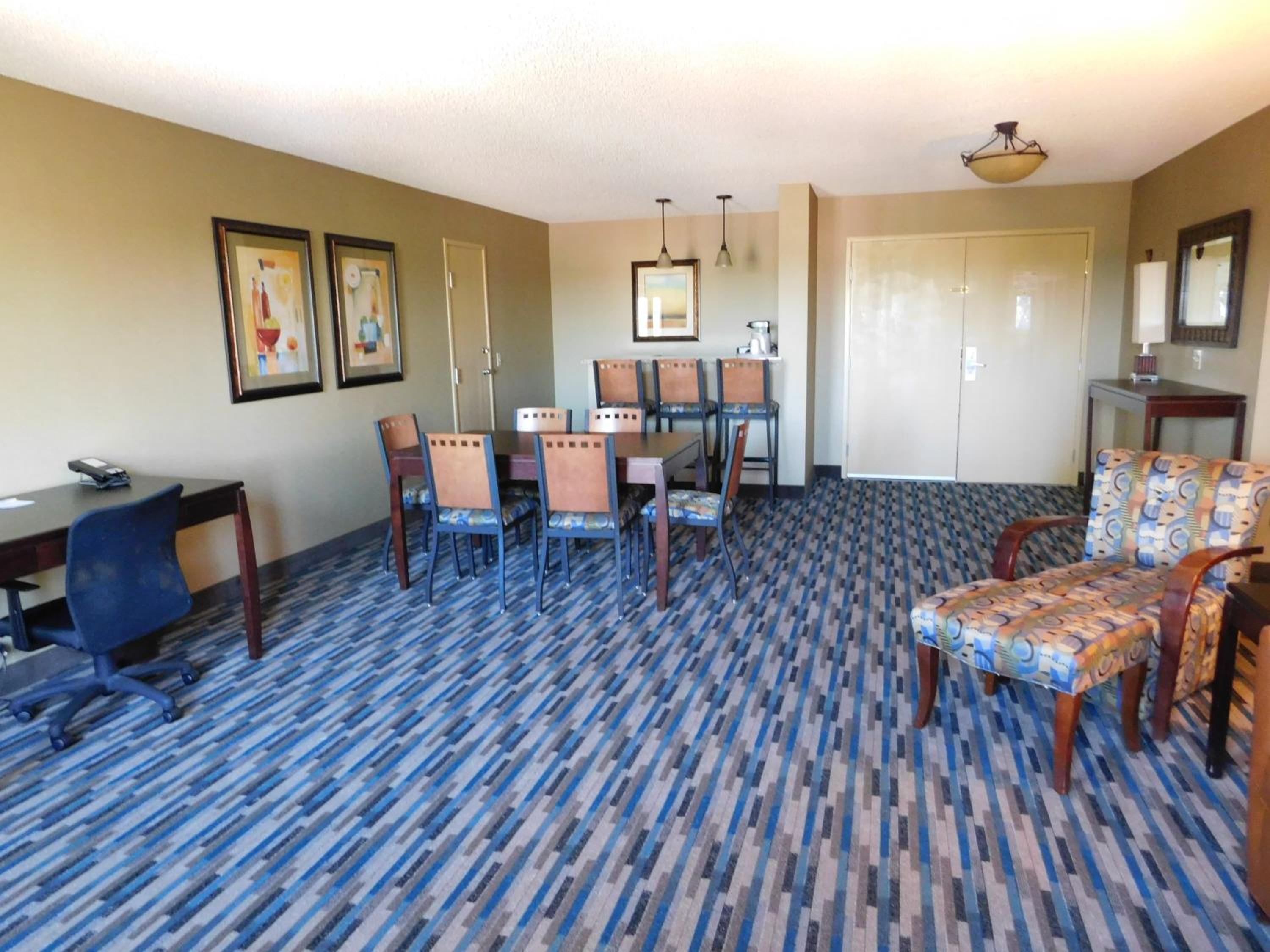 Studio King Suite - Non-Smoking (No Pets Allowed) - Photo 2