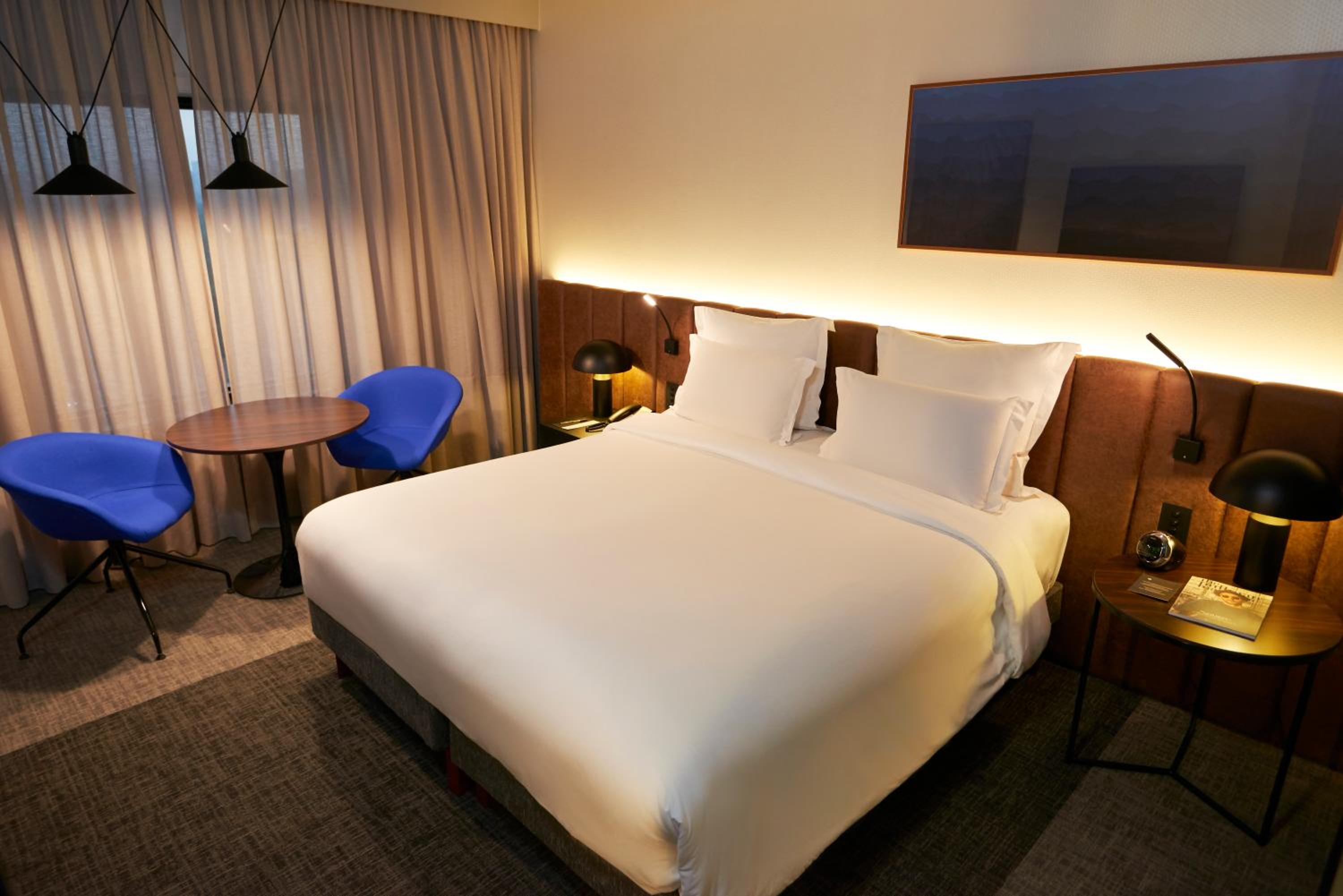 Deluxe Premium Queen Room with City View thumbnail 5