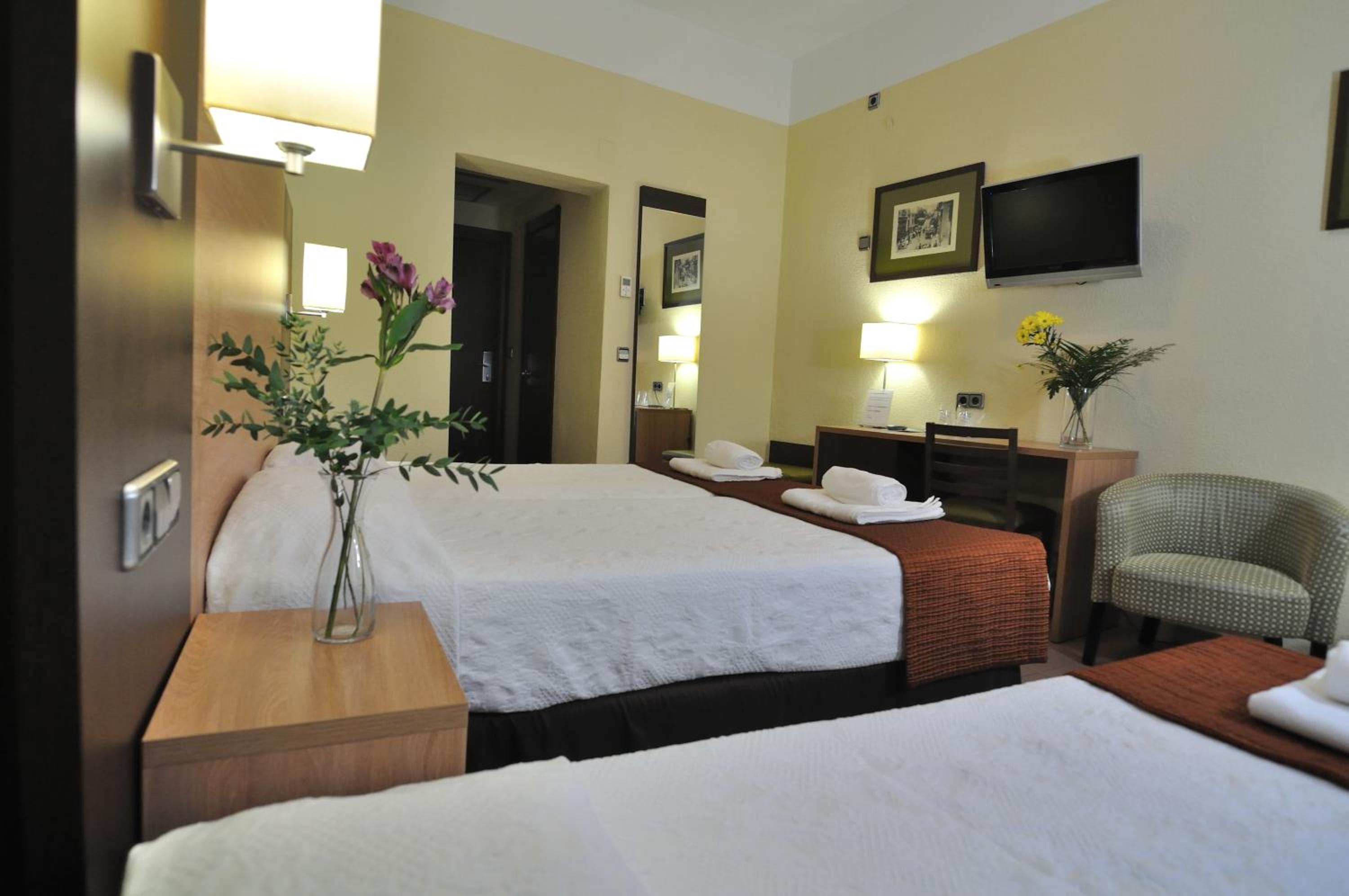 Double or Twin Room with Balcony - Photo 20