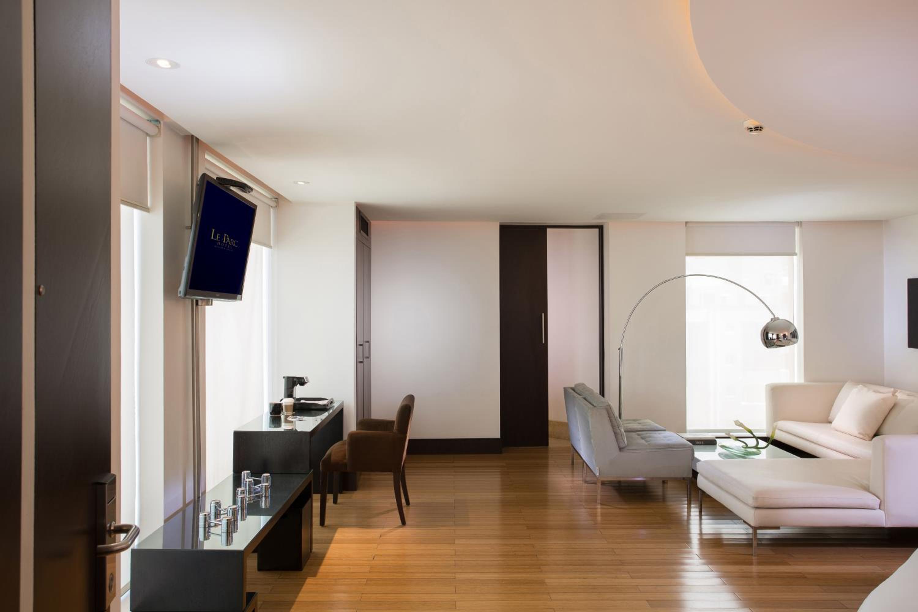 Executive Suite - Photo 4