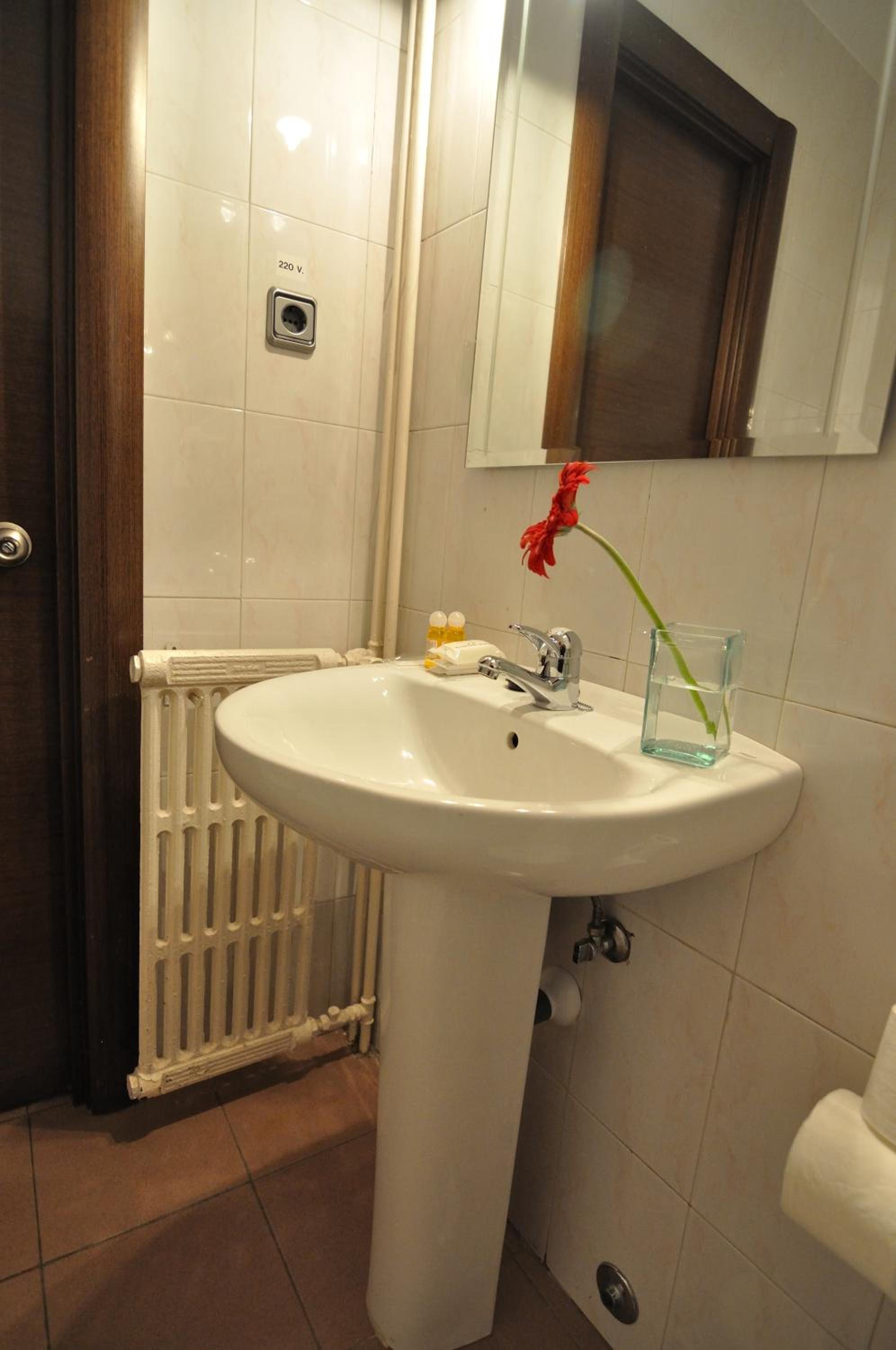Double or Twin Room with Balcony - Photo 6