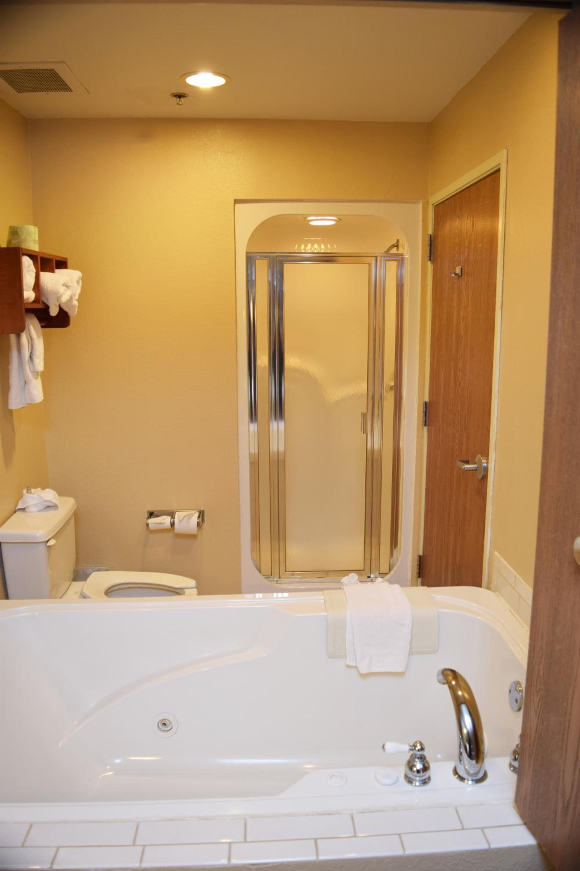 King Bed with Jacuzzi Tub photo 2