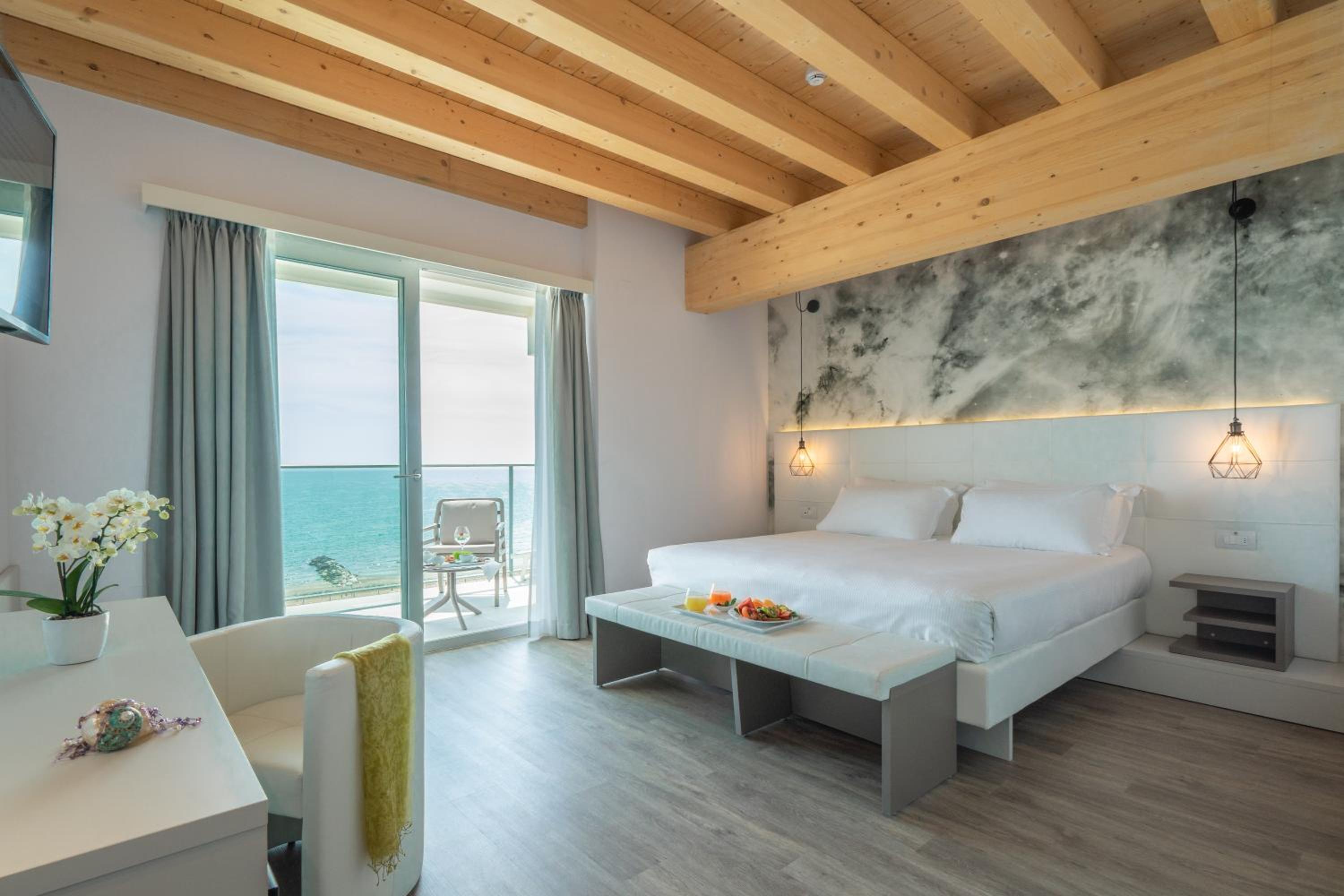 Deluxe Suite with Sea View photo 1
