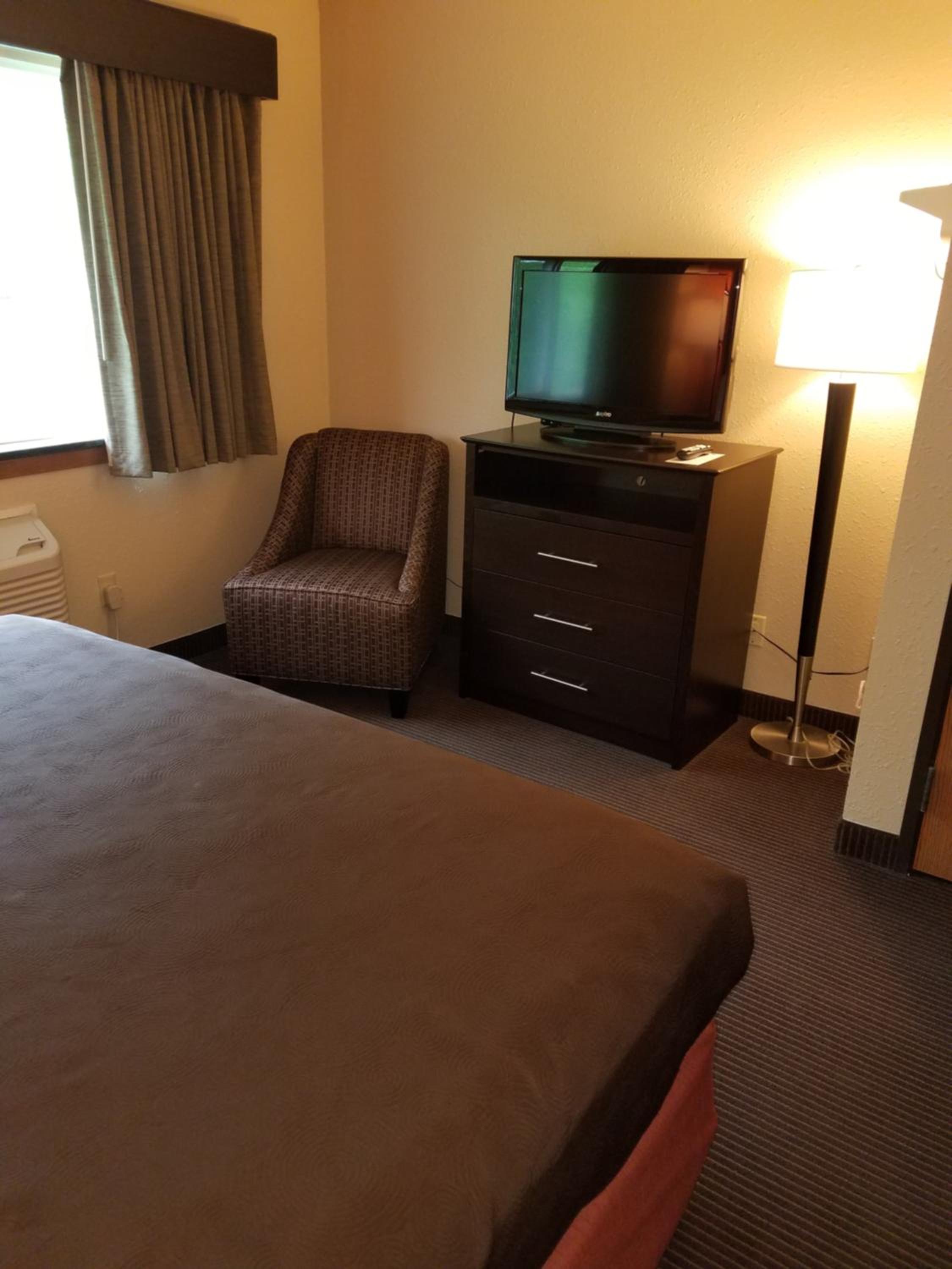 King Suite - Non-Smoking photo 2