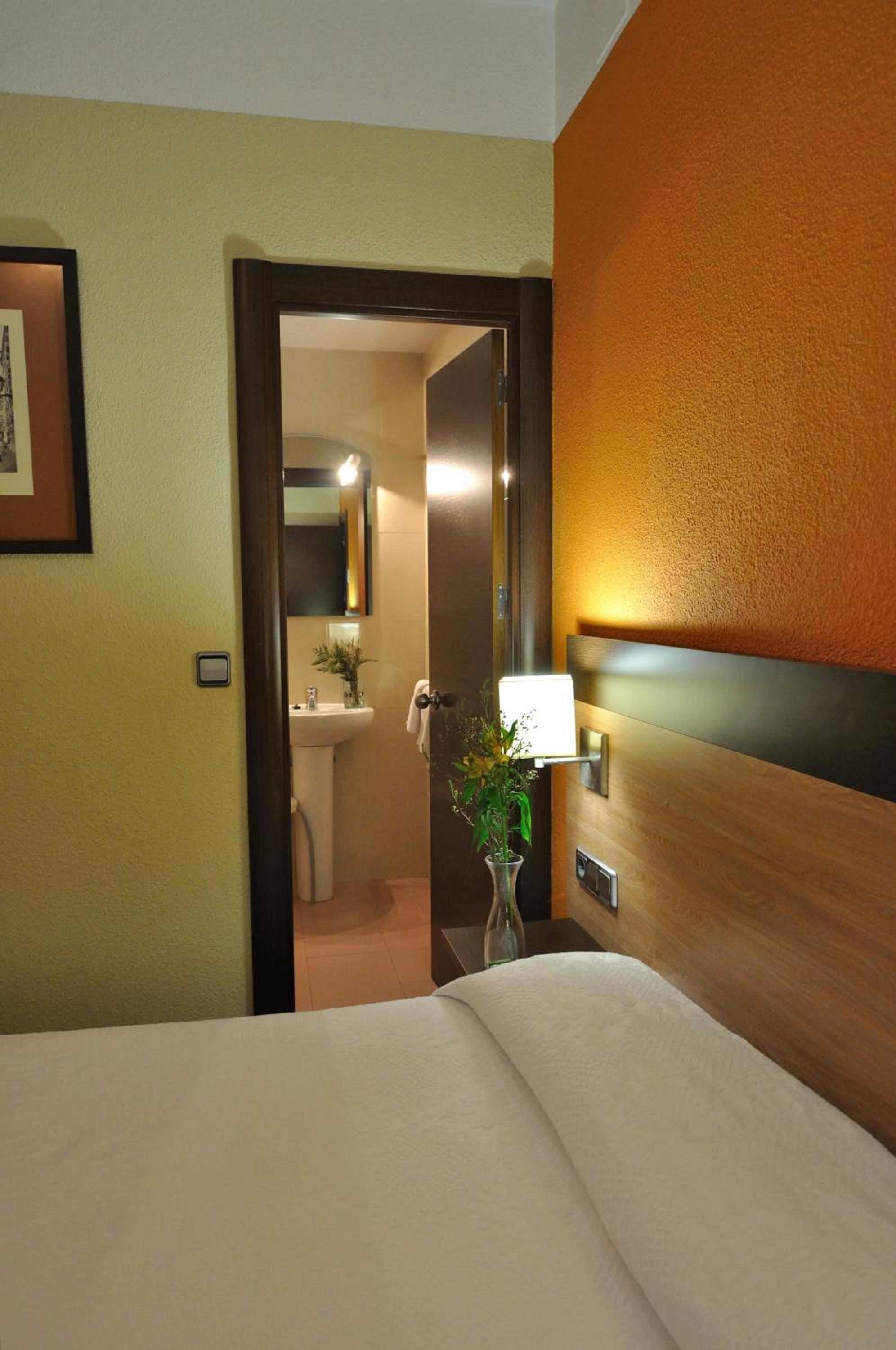 Double or Twin Room - Photo 7
