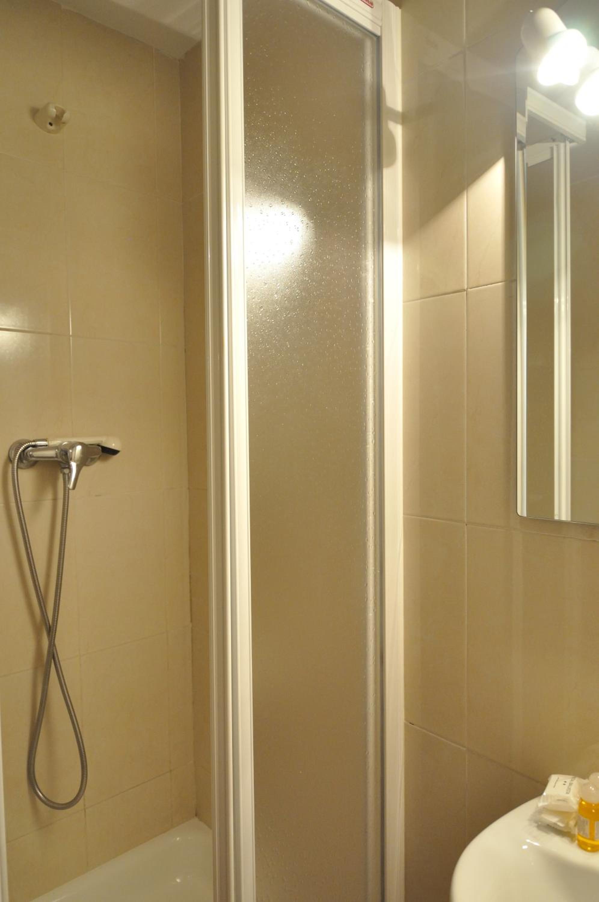 Double or Twin Room - Photo 8