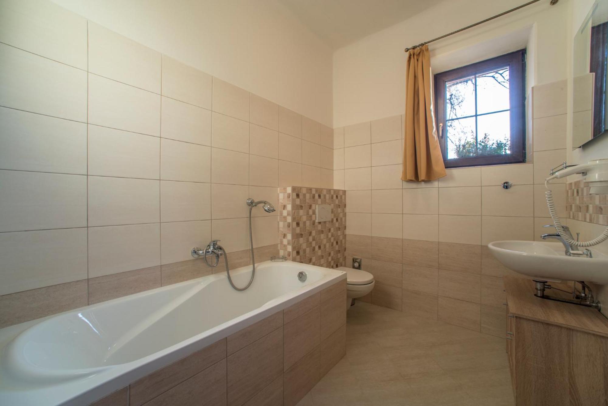 Quadruple Room with Bath photo 1