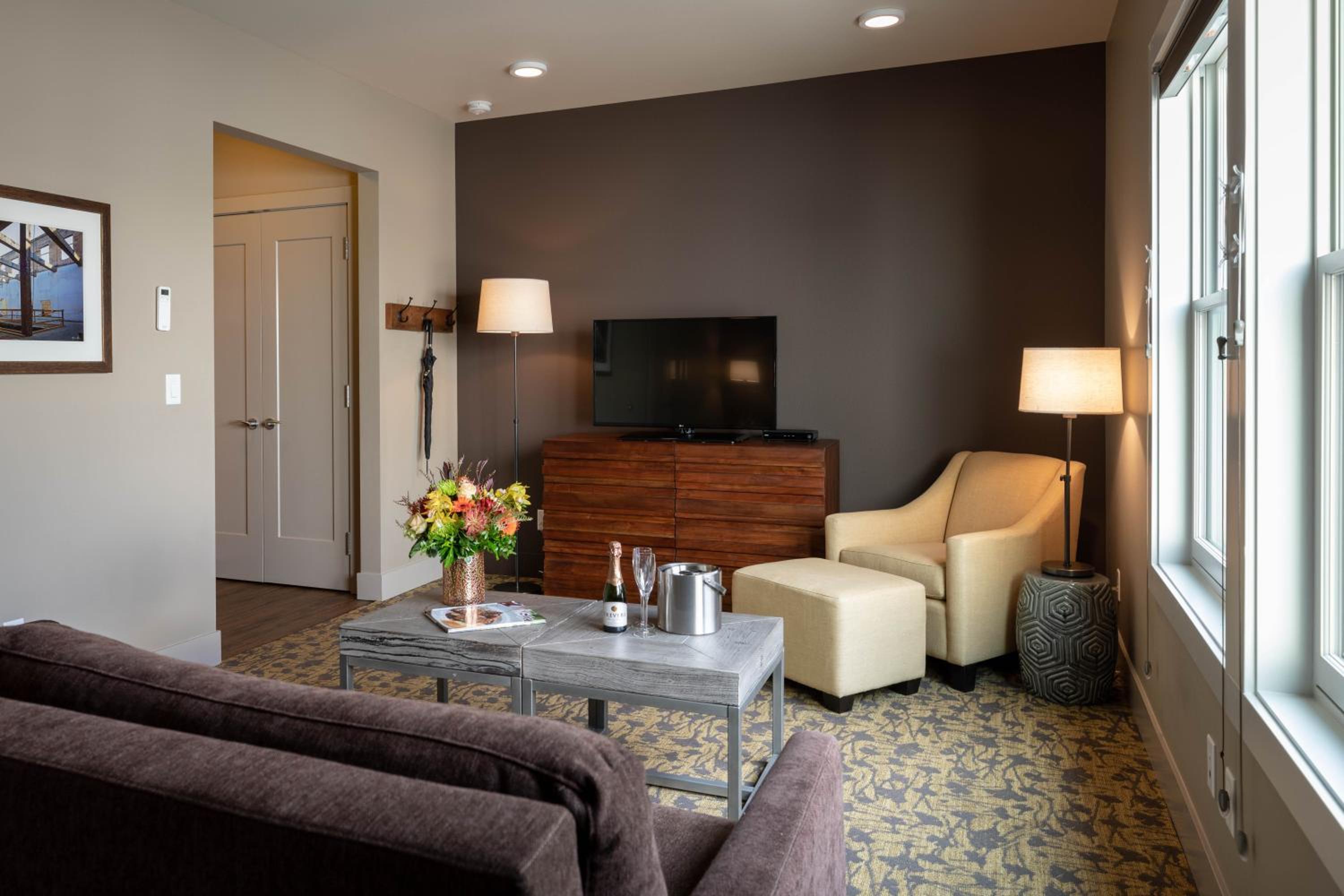 Deluxe King Suite photo 2