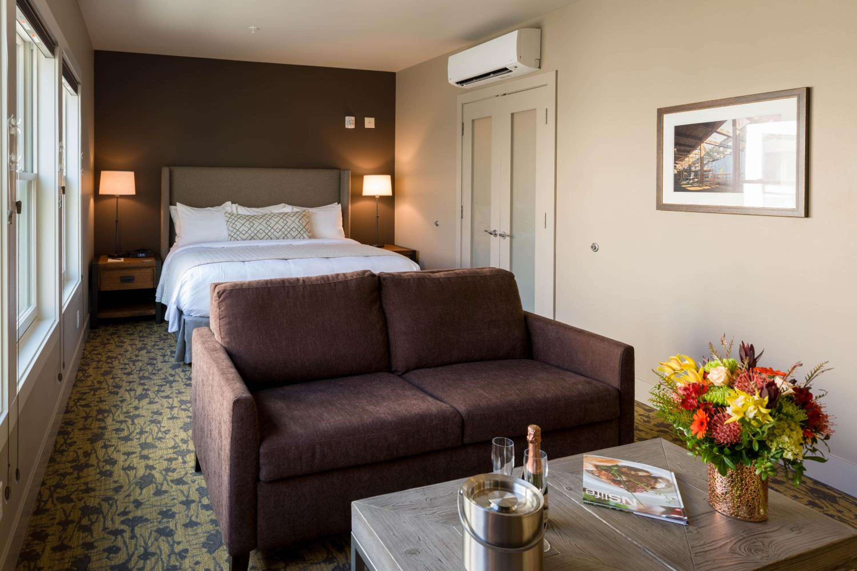 Deluxe King Suite photo 1