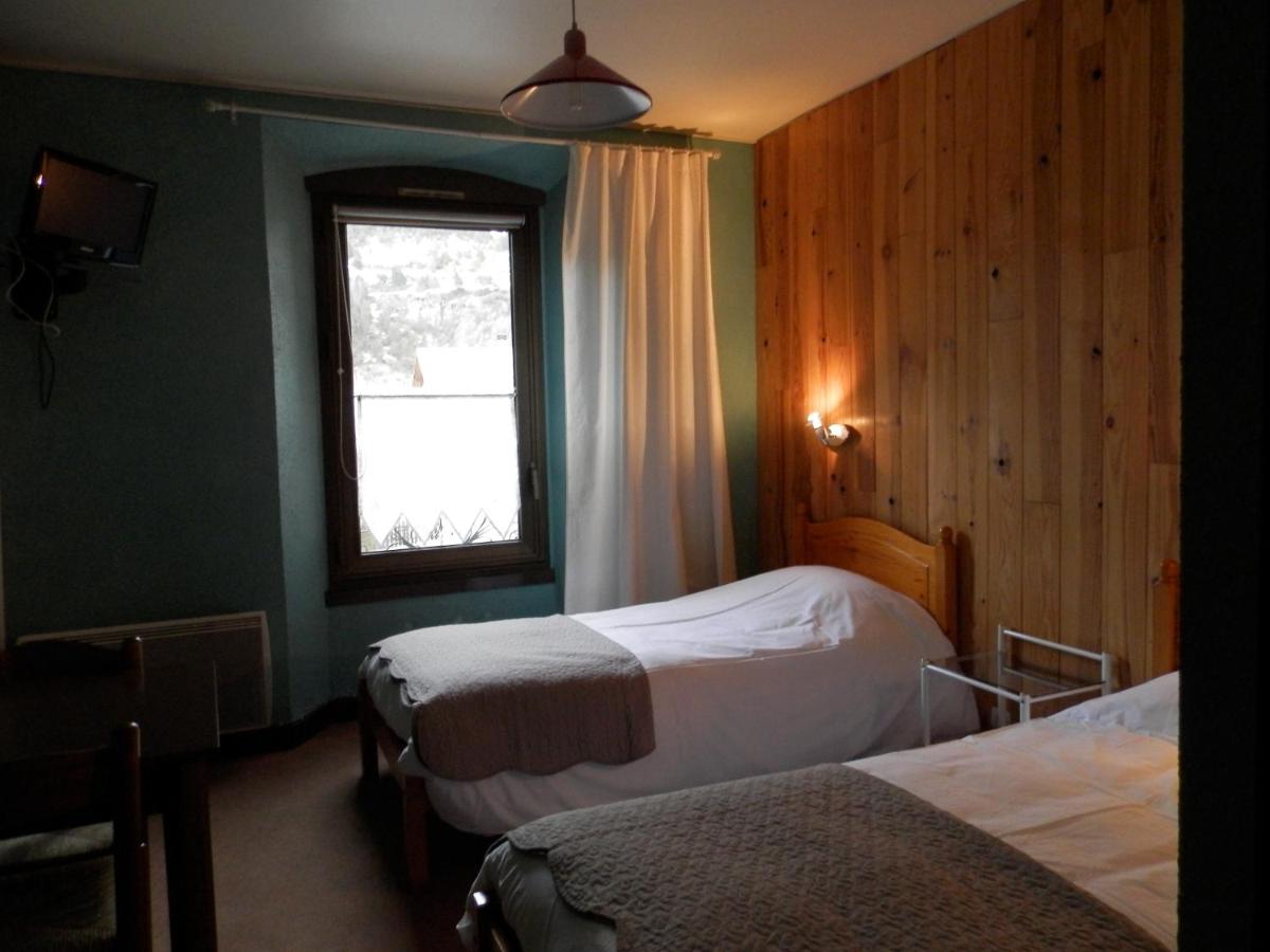 Twin Room with Bathroom photo 2