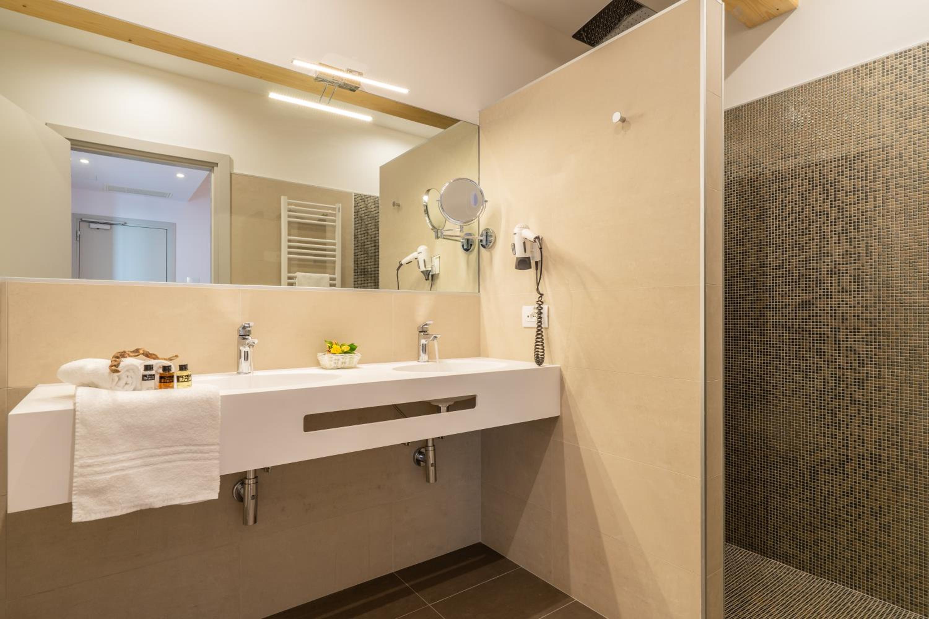 Deluxe Suite with Partial Sea View photo 3