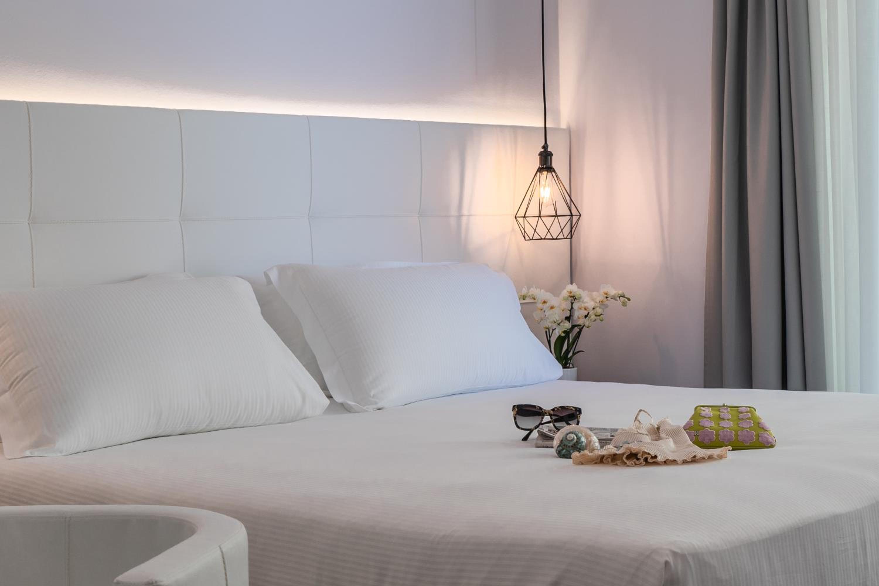 Superior Double or Twin Room with Partial Sea View photo 3