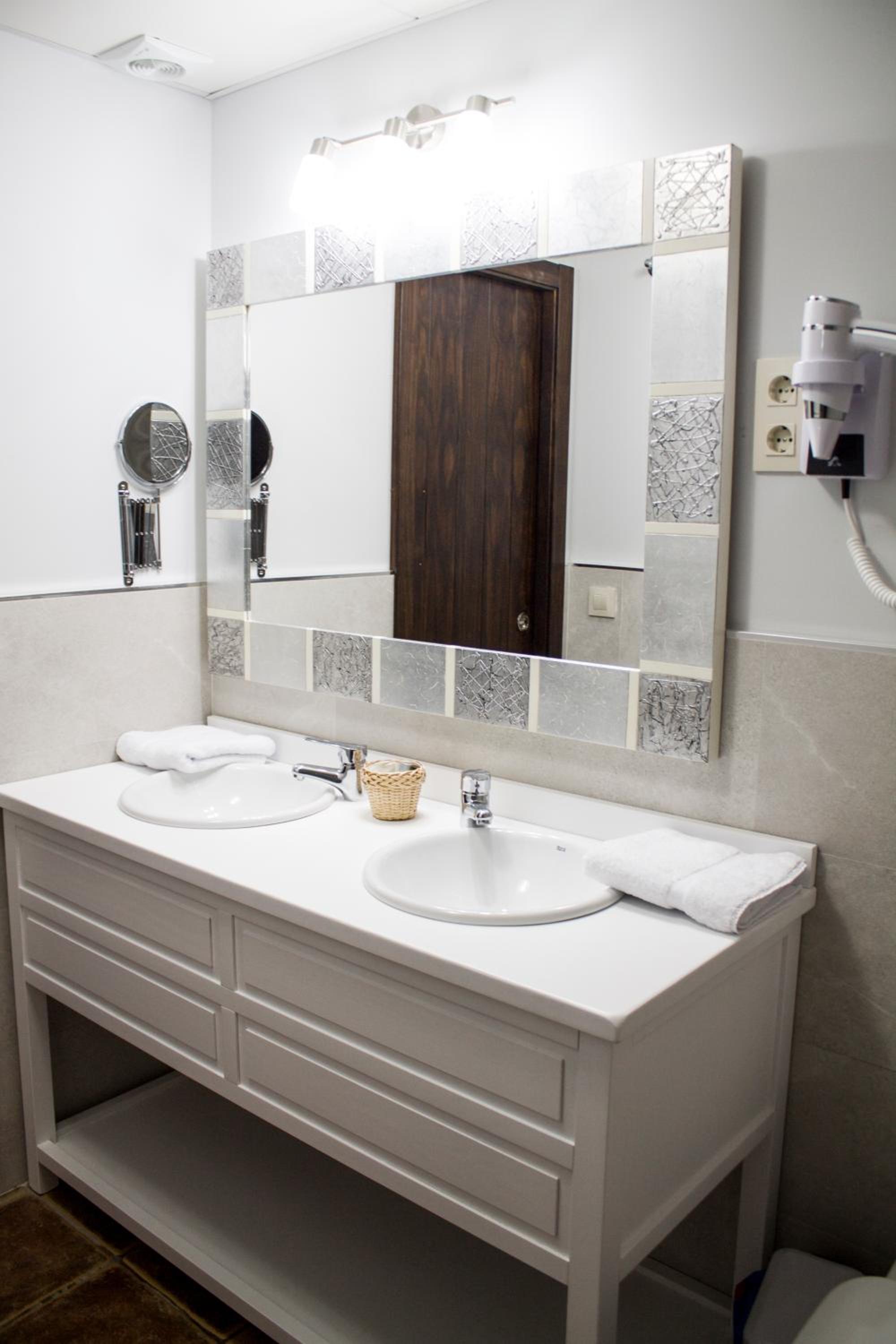 Standard Suite - Photo 4