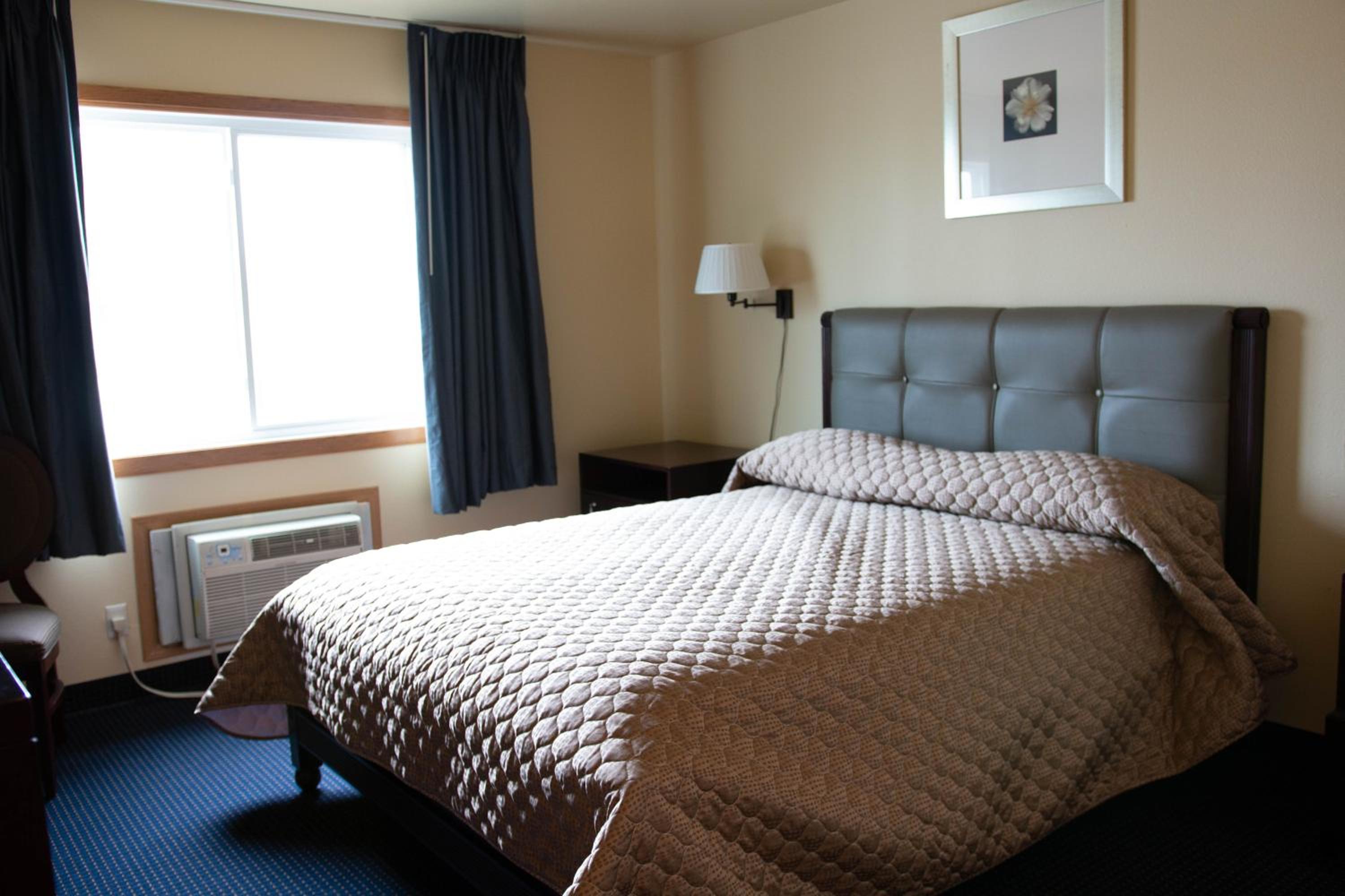 Queen Bed Non-Smoking - Photo 4