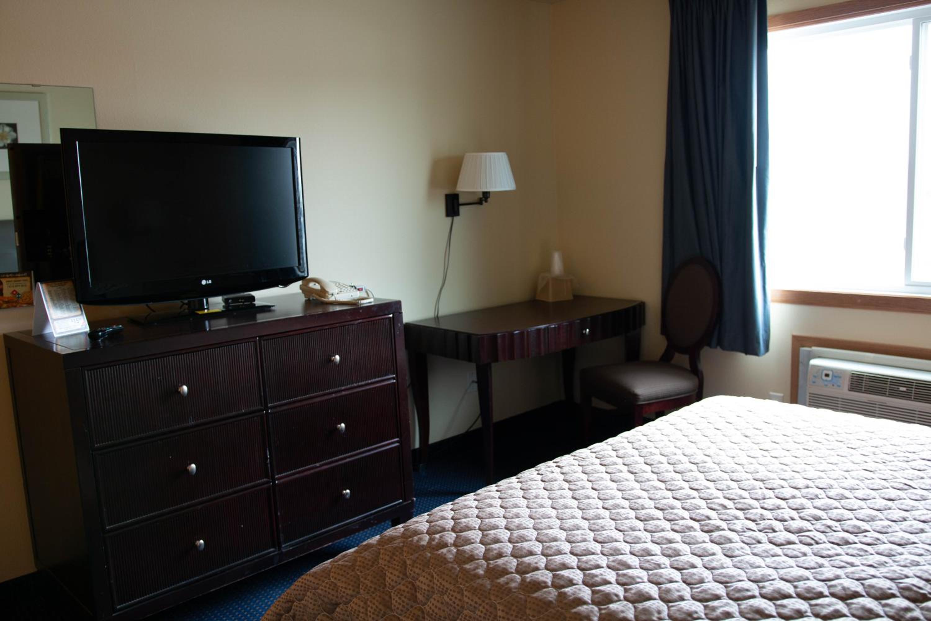 Queen Bed Non-Smoking - Photo 1
