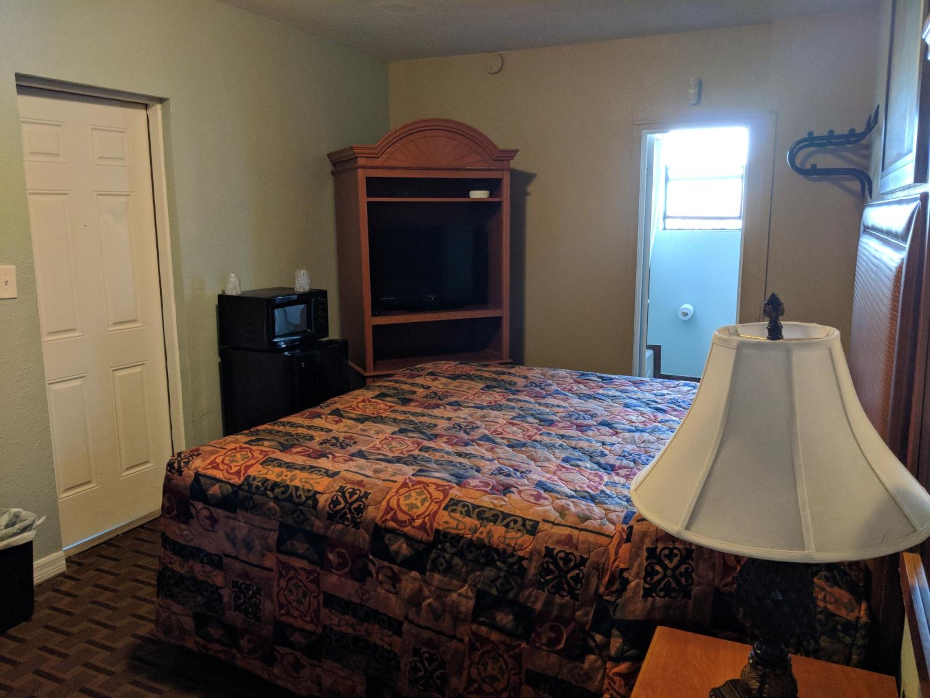 King Room - Non-Smoking - Photo 6