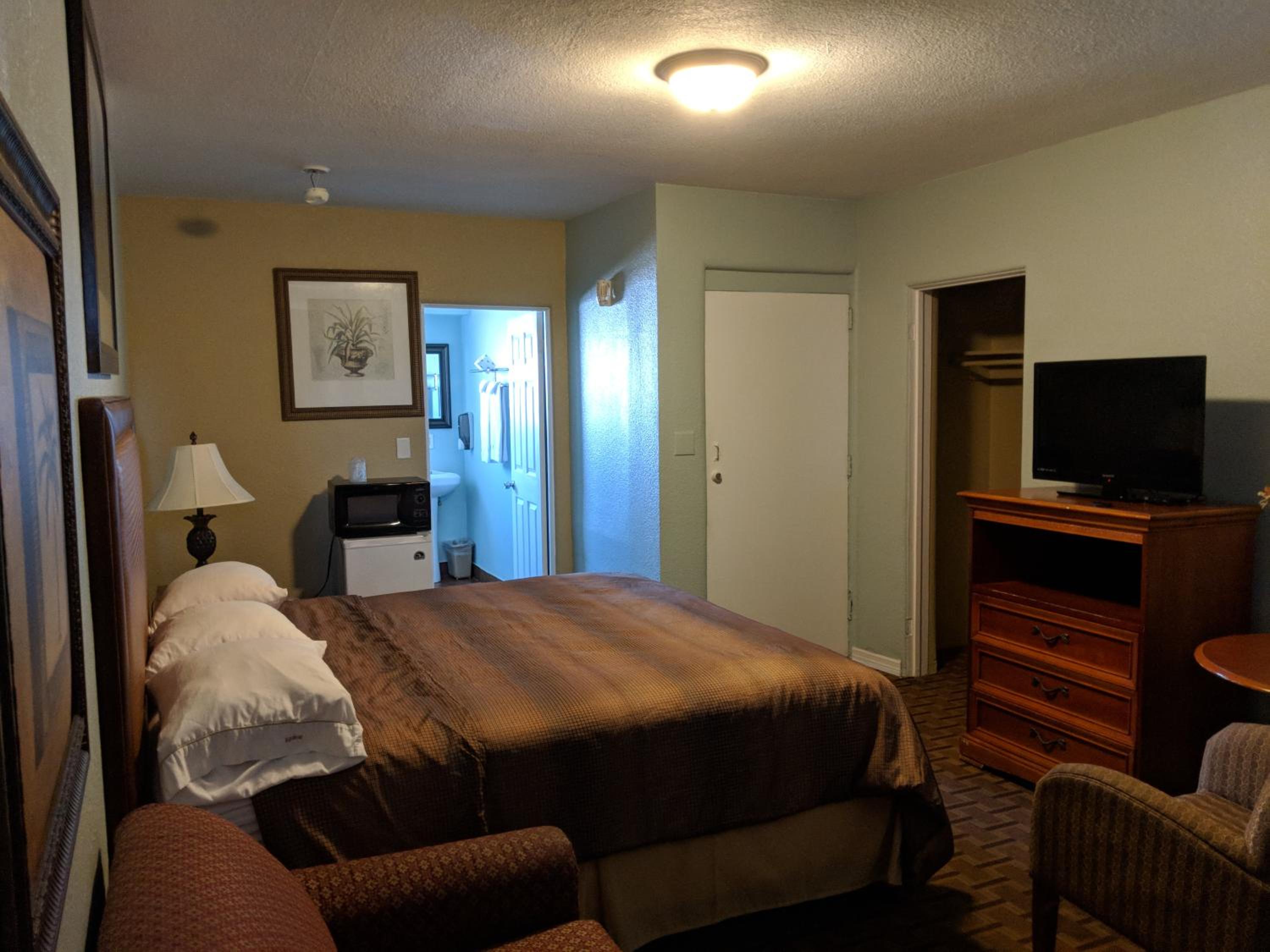King Room - Non-Smoking - Photo 7