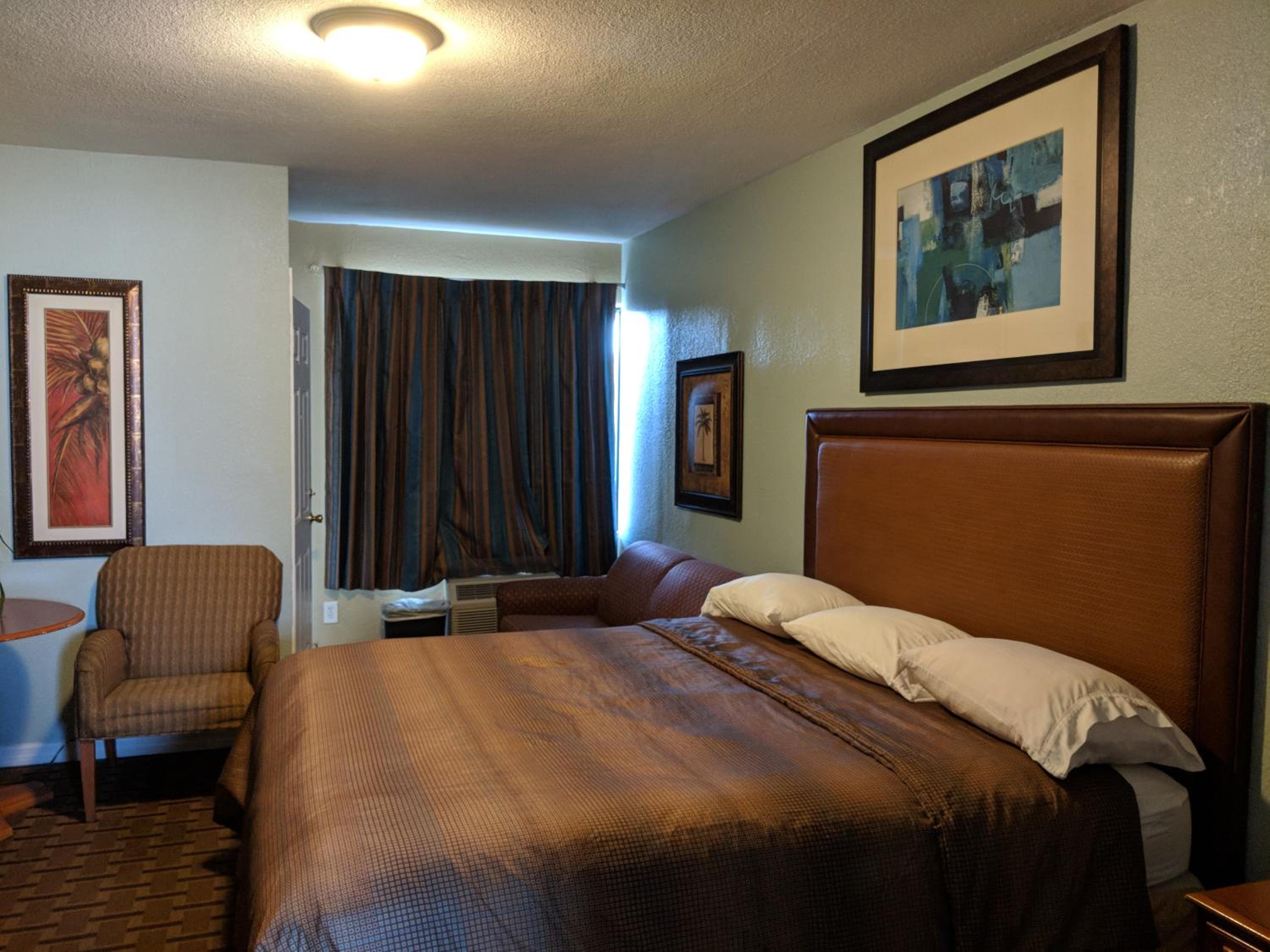 King Room - Non-Smoking - Photo 8