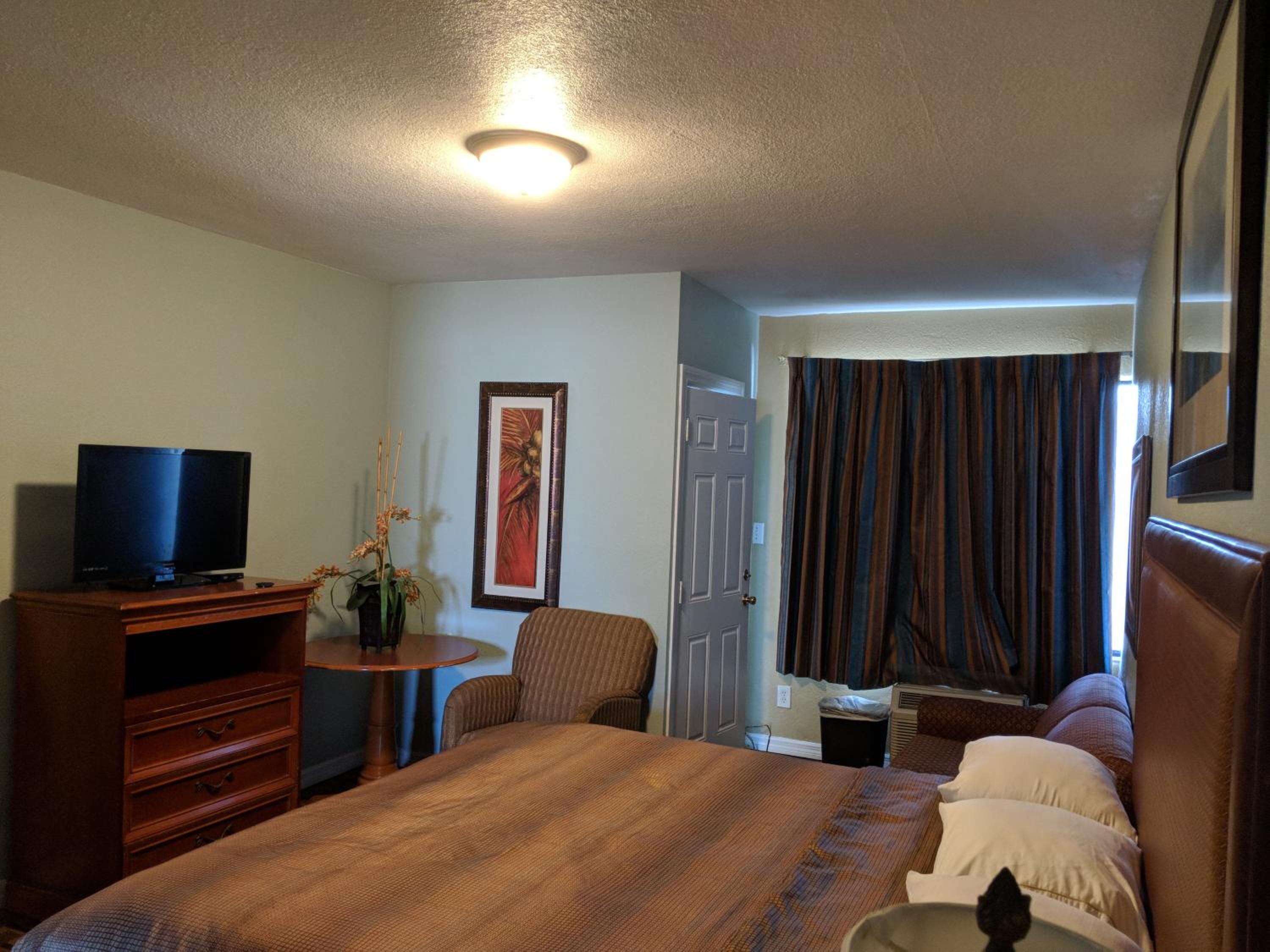 King Room - Non-Smoking - Photo 2