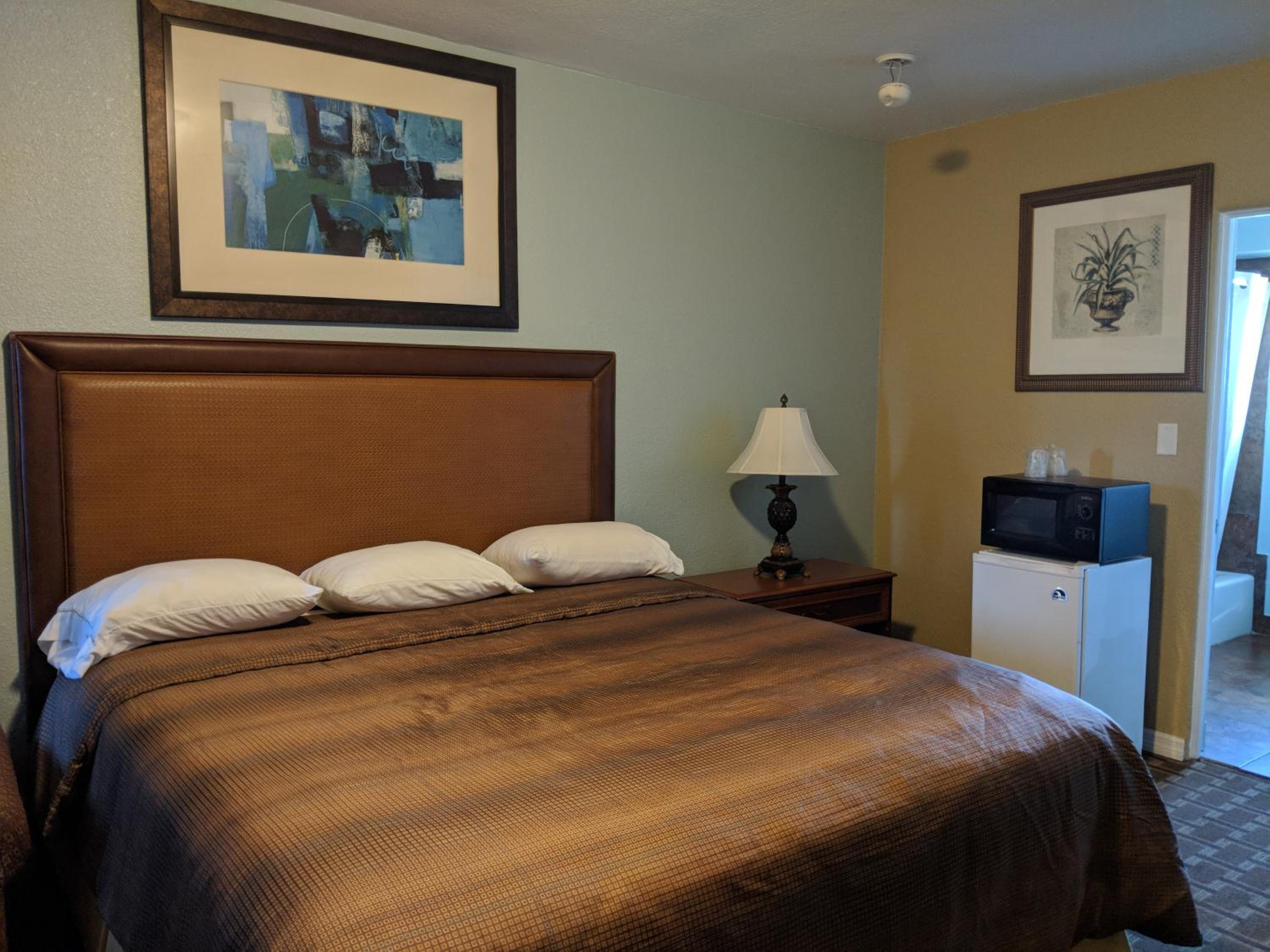 King Room - Non-Smoking - Photo 1