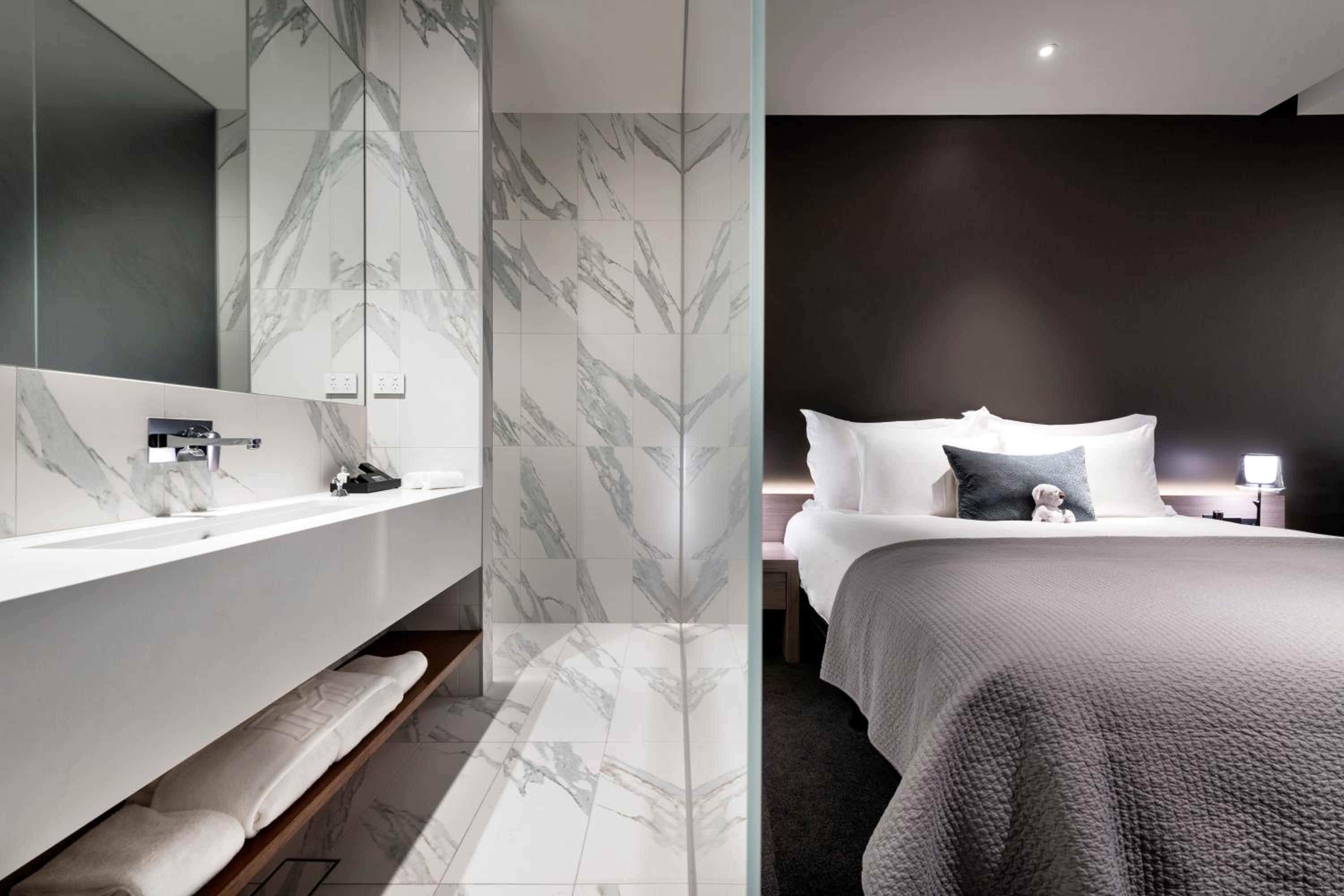 King Suite with Courtyard View thumbnail 6