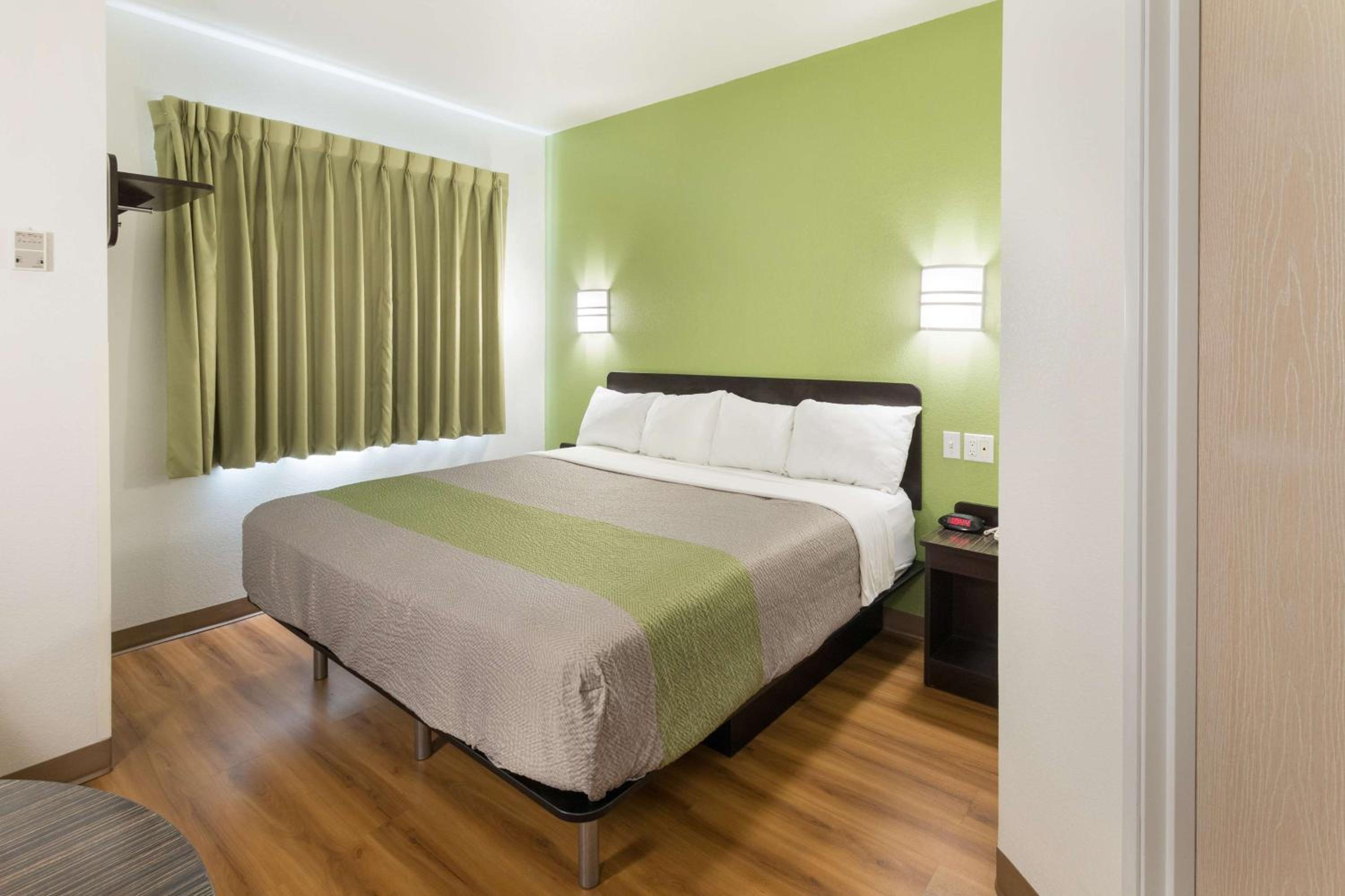 King Room - Non-Smoking - Photo 1