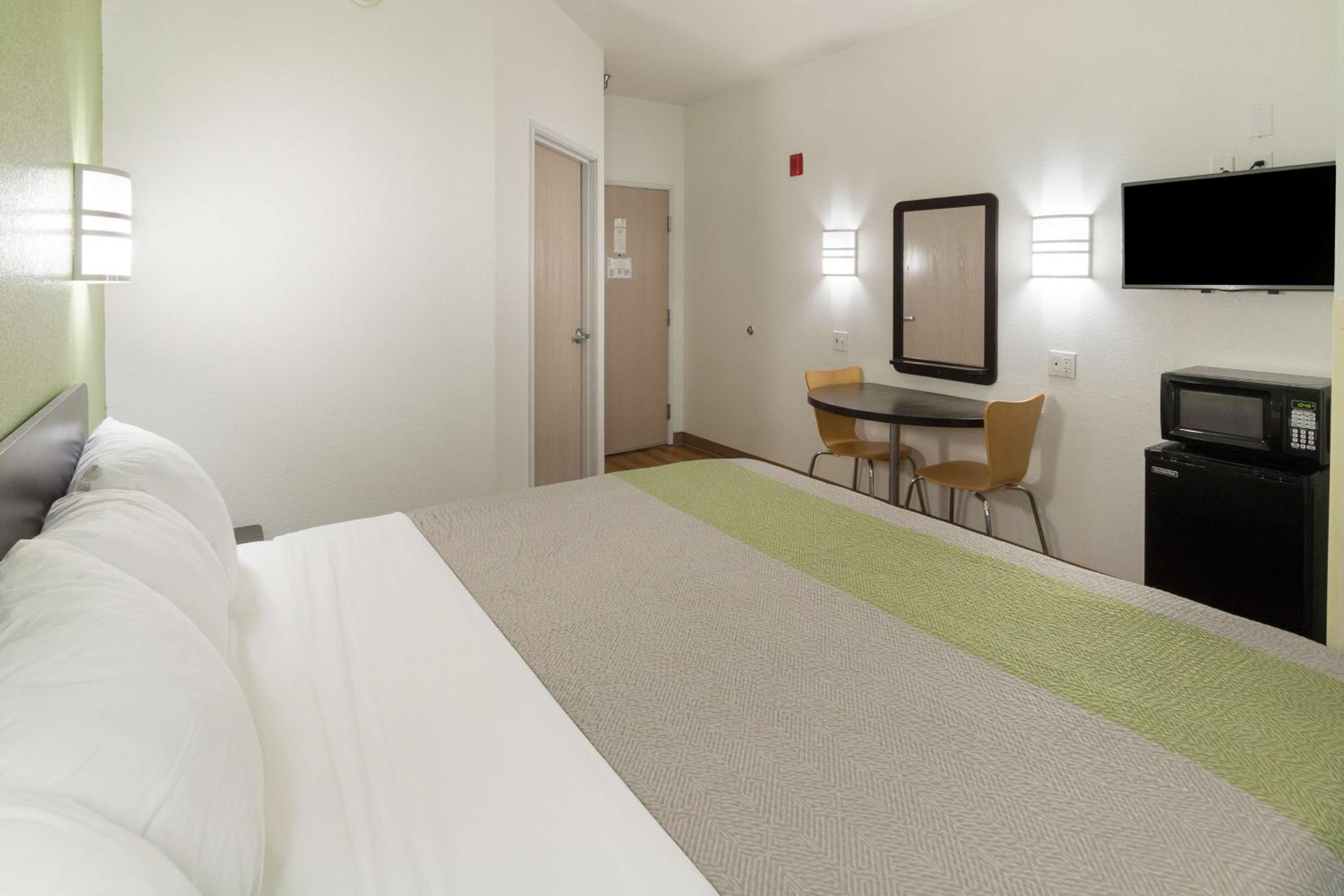King Room - Non-Smoking - Photo 2