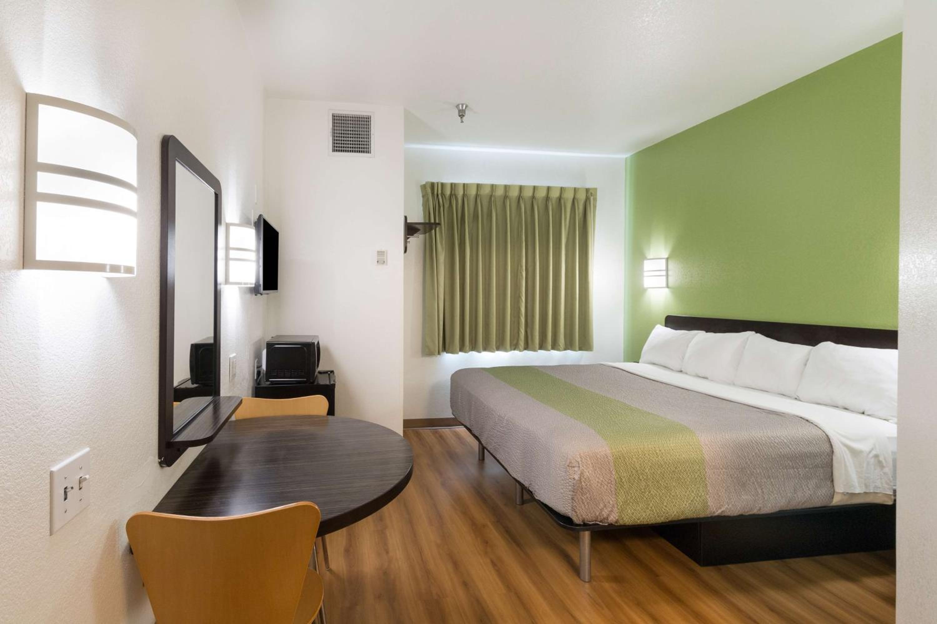 King Room - Non-Smoking - Photo 3