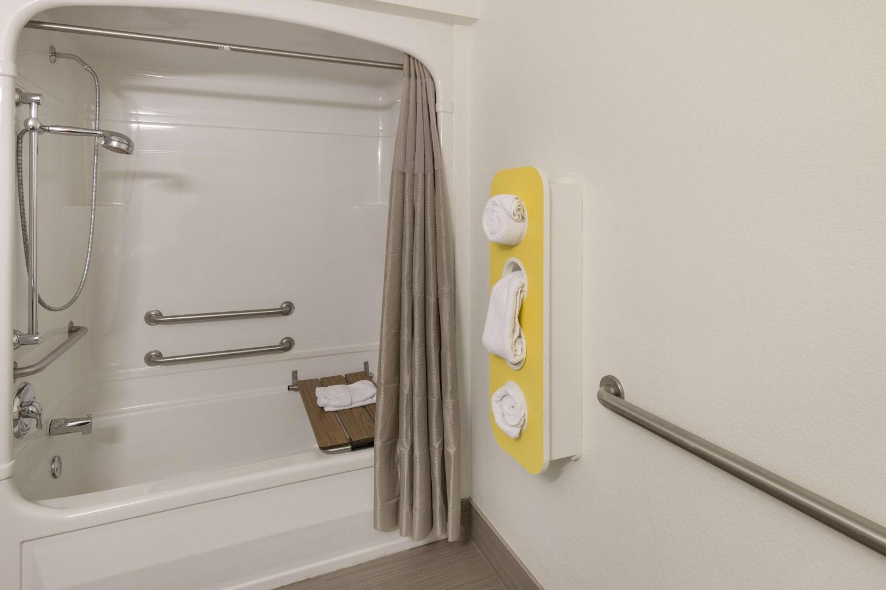 Queen Room - Disability Access - Roll in Shower - Photo 5