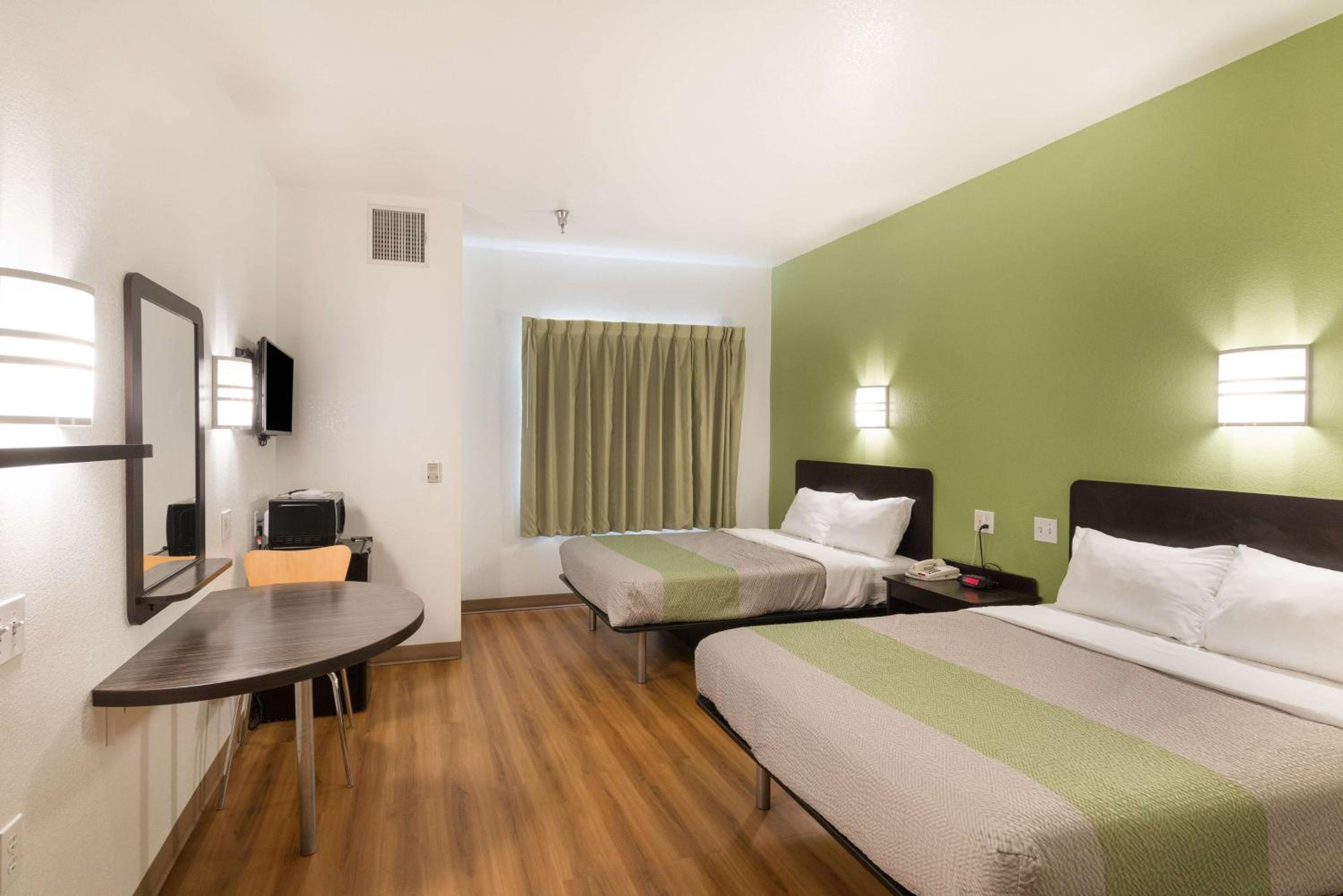 Quadruple Room - Non-Smoking - Photo 4