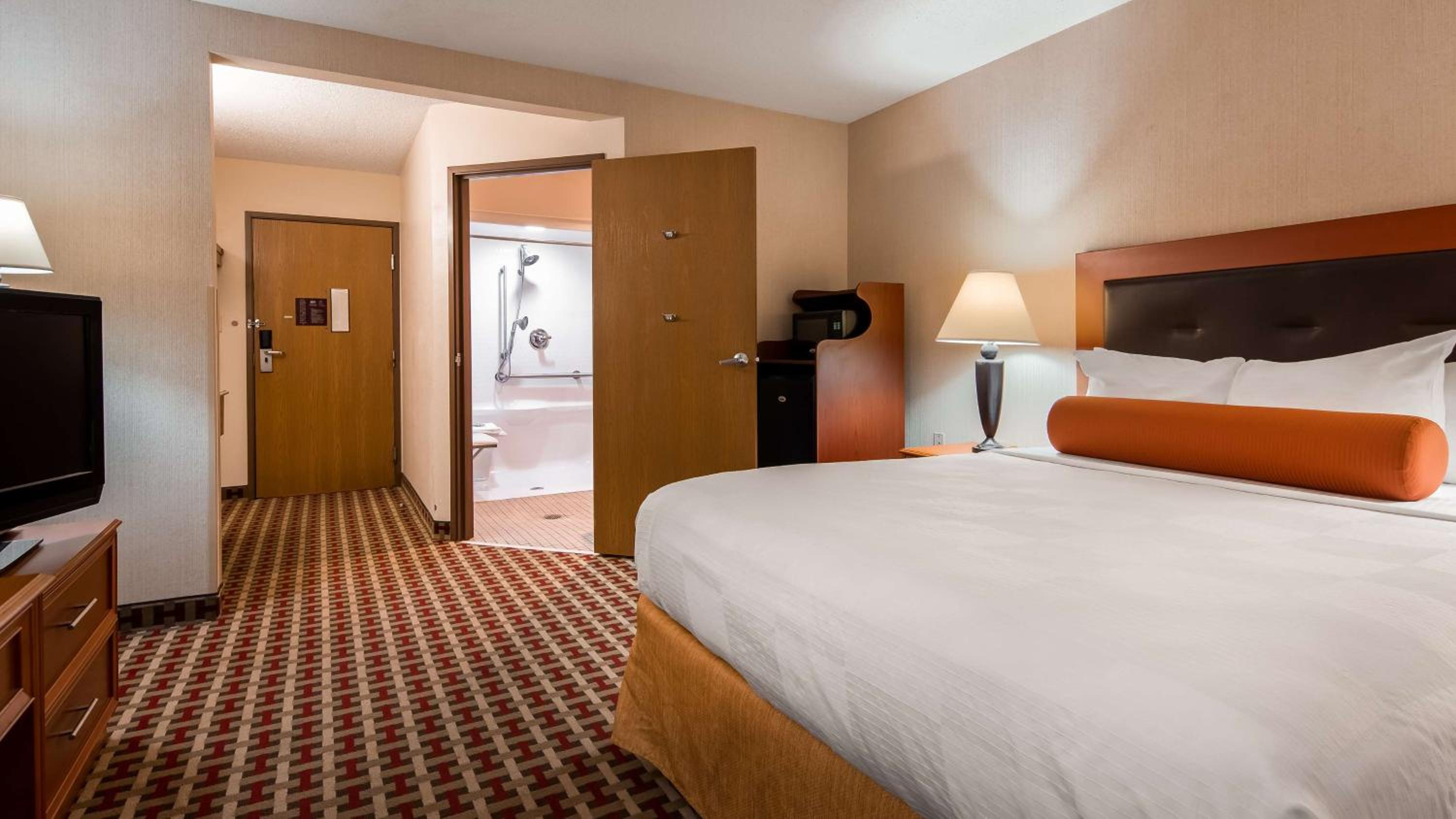 Queen Room with Roll-In Shower - Mobility Access