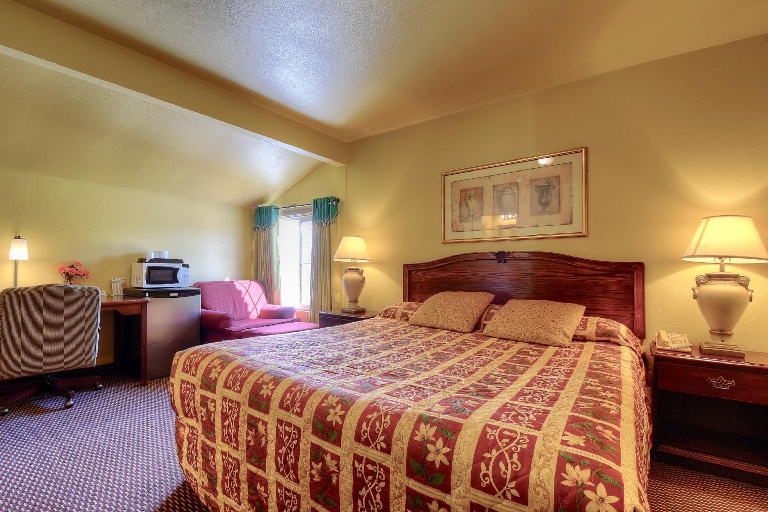 King Room - Non-Smoking - Photo 3