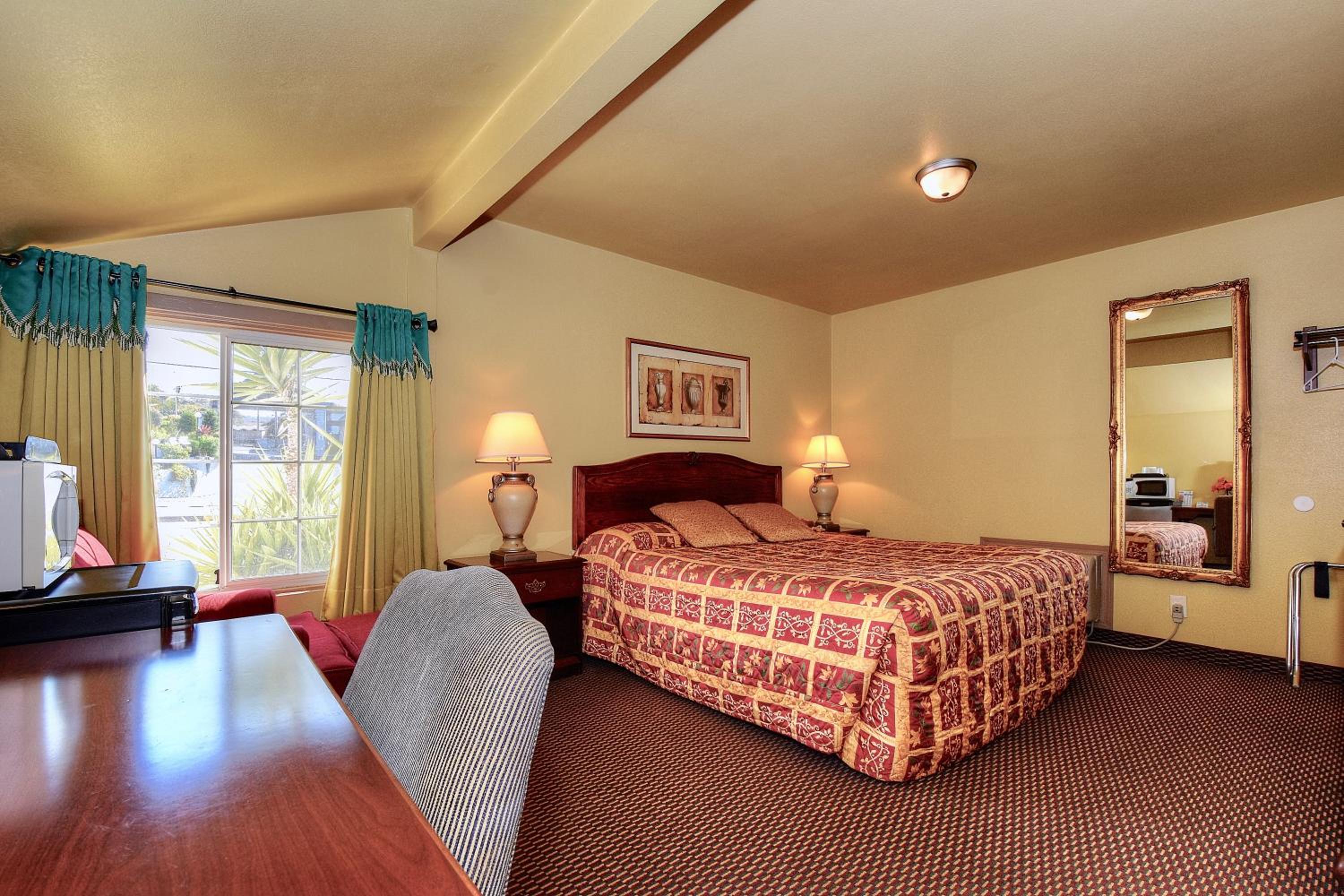 King Room - Non-Smoking - Photo 11