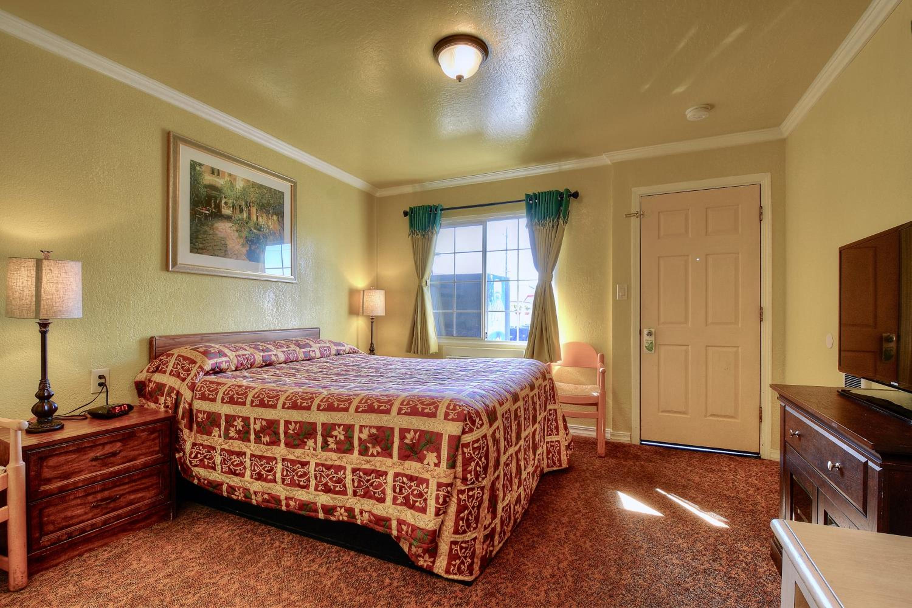 Queen Room - Non-Smoking - Photo 1