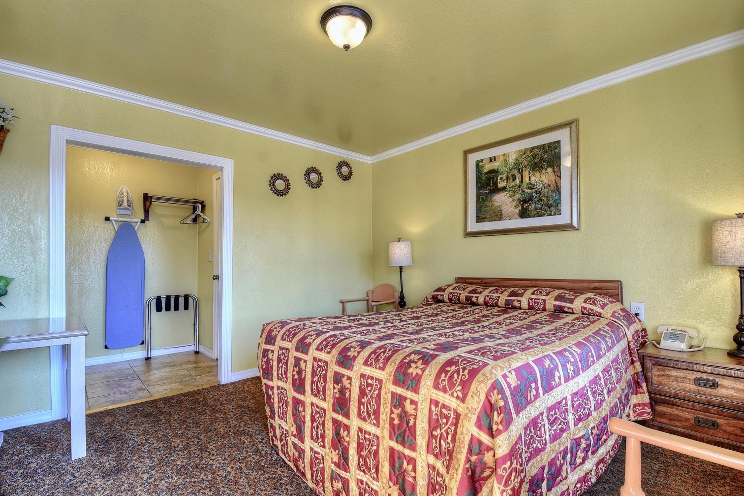 Queen Room - Non-Smoking - Photo 6