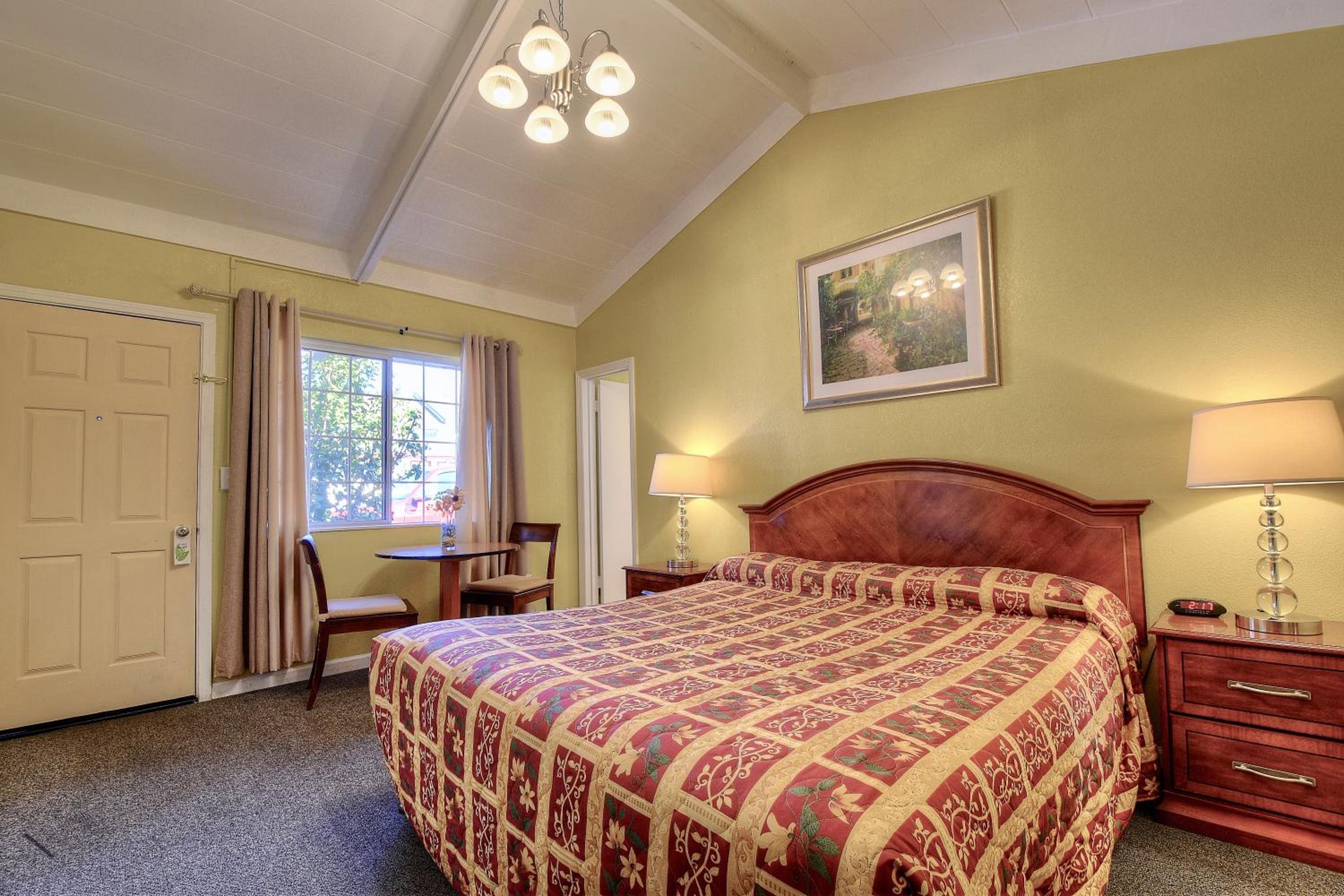 King Room - Non-Smoking - Photo 7