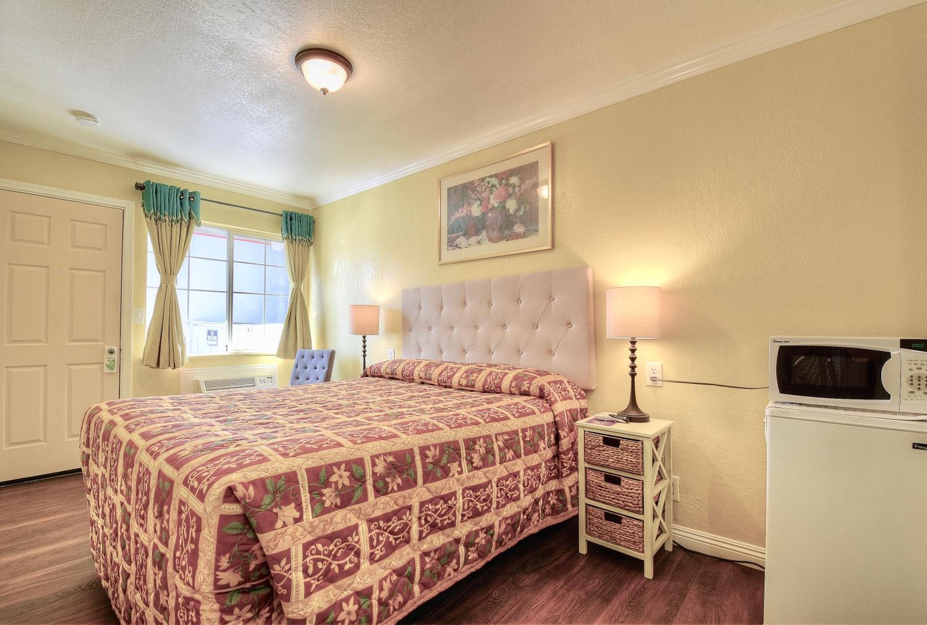 Queen Room - Non-Smoking - Photo 9
