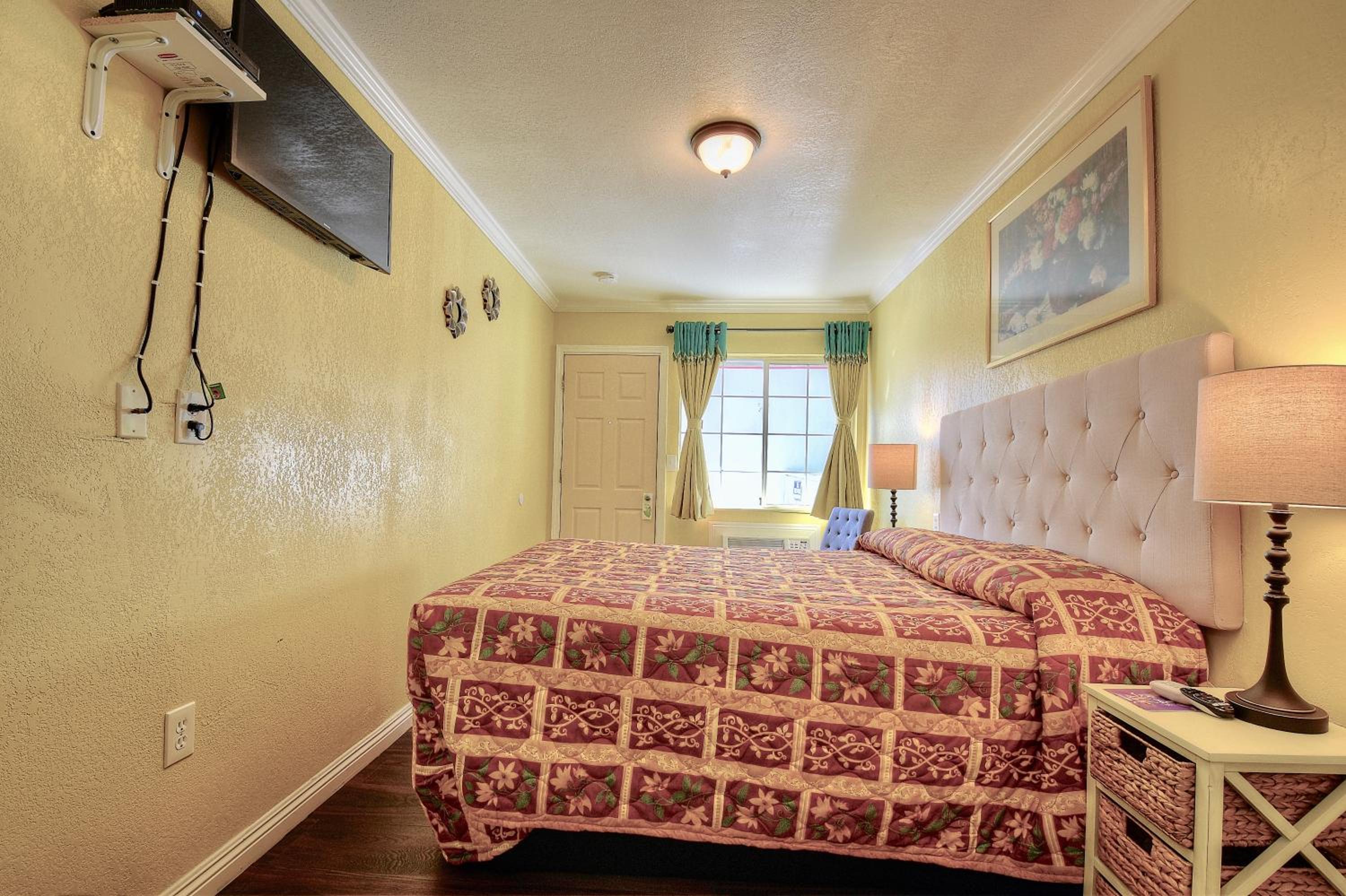 Queen Room - Non-Smoking - Photo 10