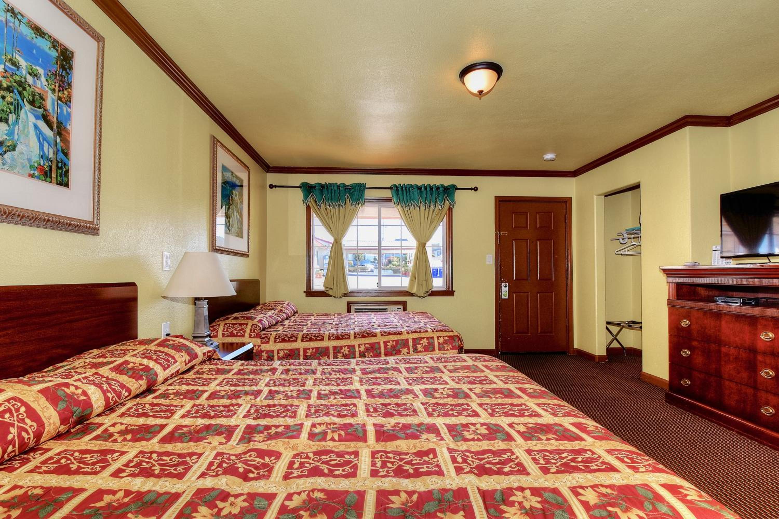 Queen Room with Two Queen Beds - Non-Smoking - Photo 7