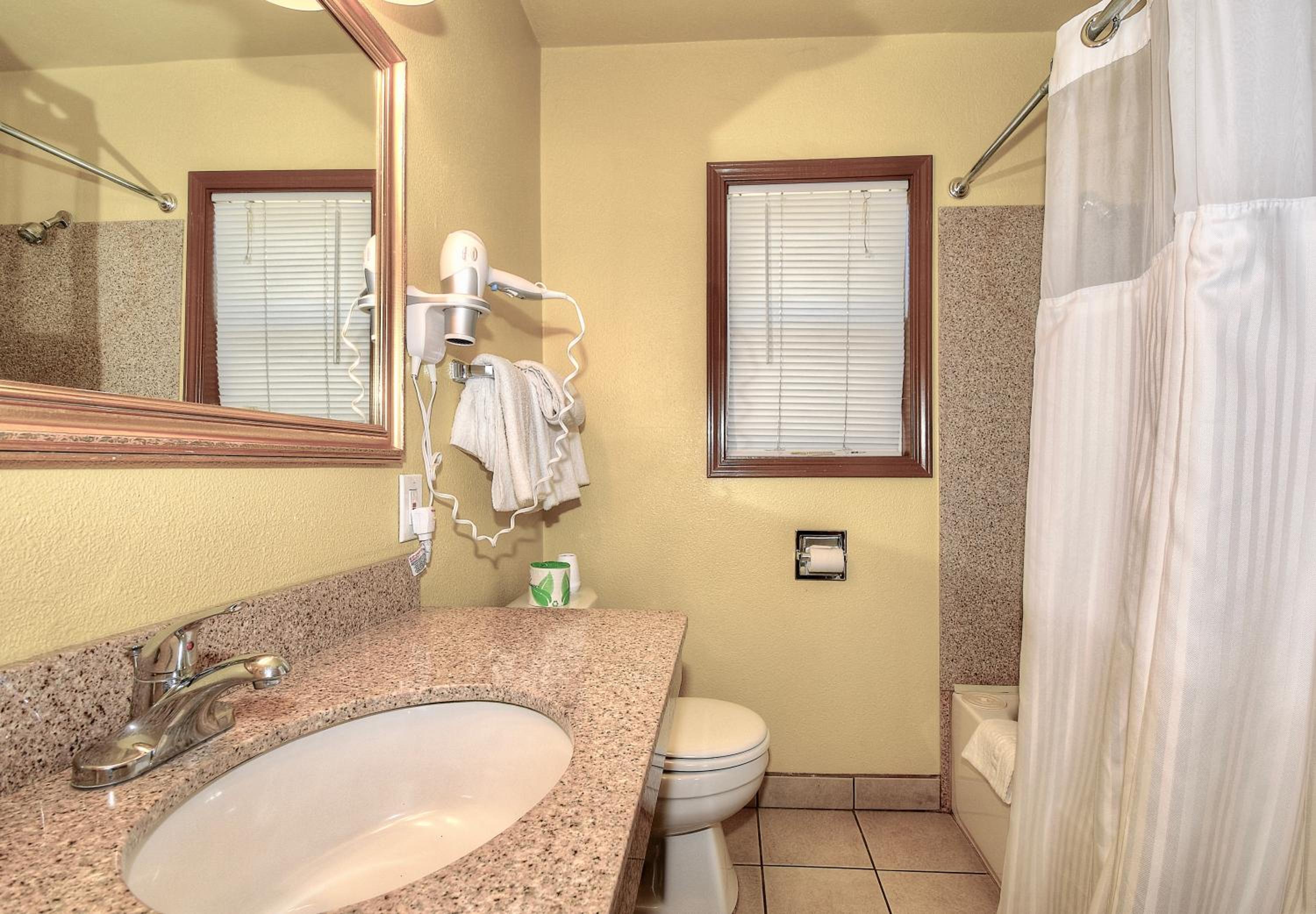 Queen Room - Non-Smoking - Photo 11