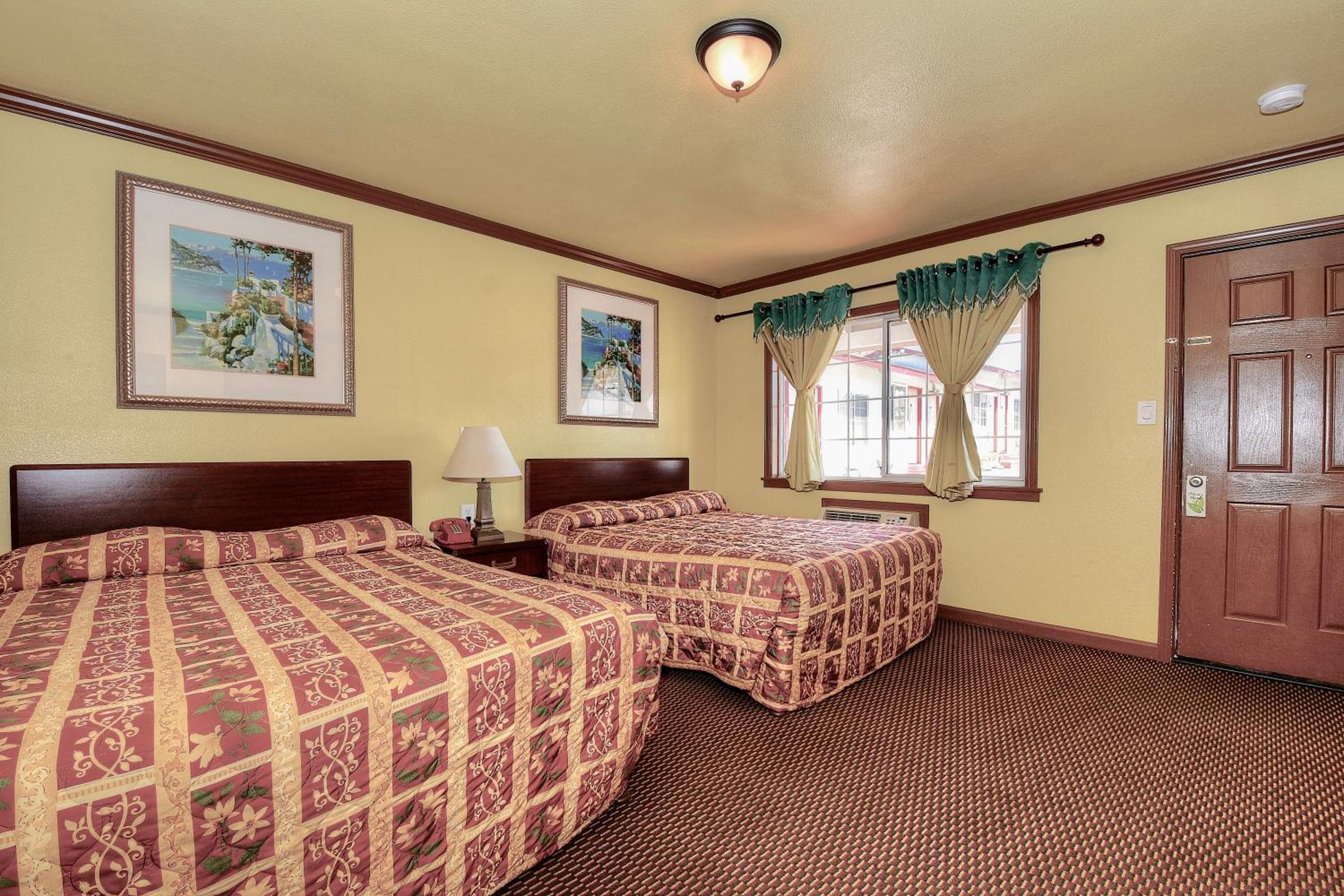 Queen Room with Two Queen Beds - Non-Smoking - Photo 1