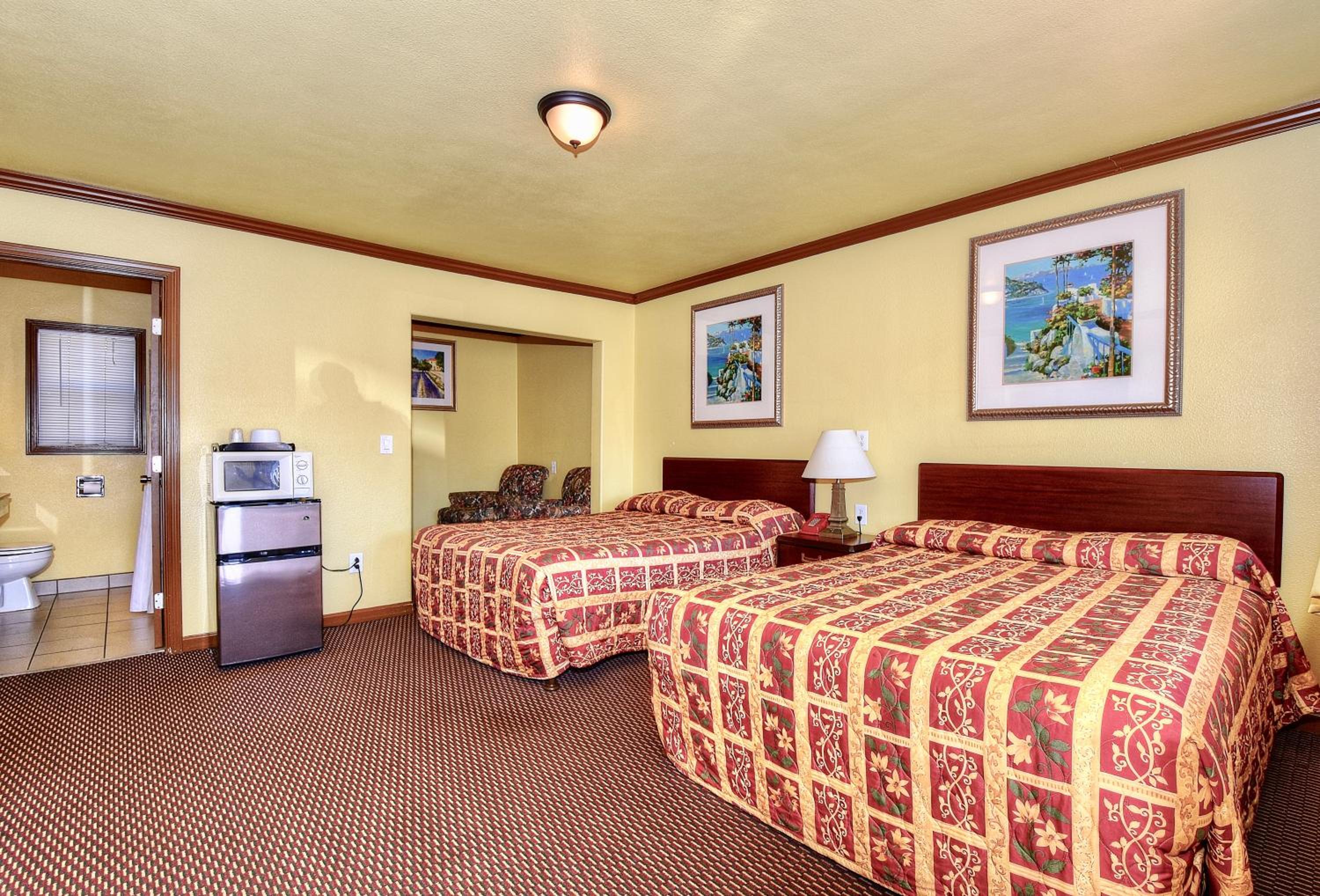 Queen Room with Two Queen Beds - Non-Smoking - Photo 3