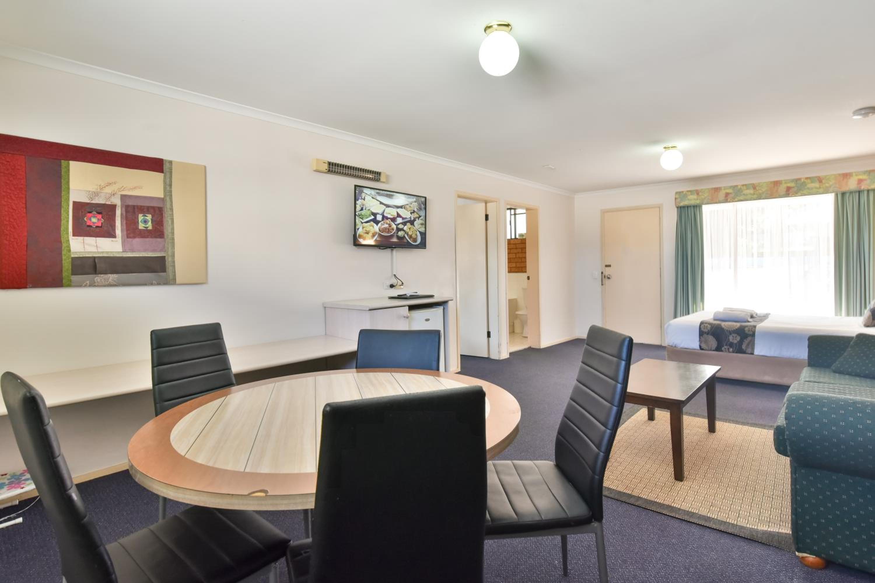 Luxury Two Bedroom Family Apartment with Kitchenette - Not Pet Friendly - Photo 6