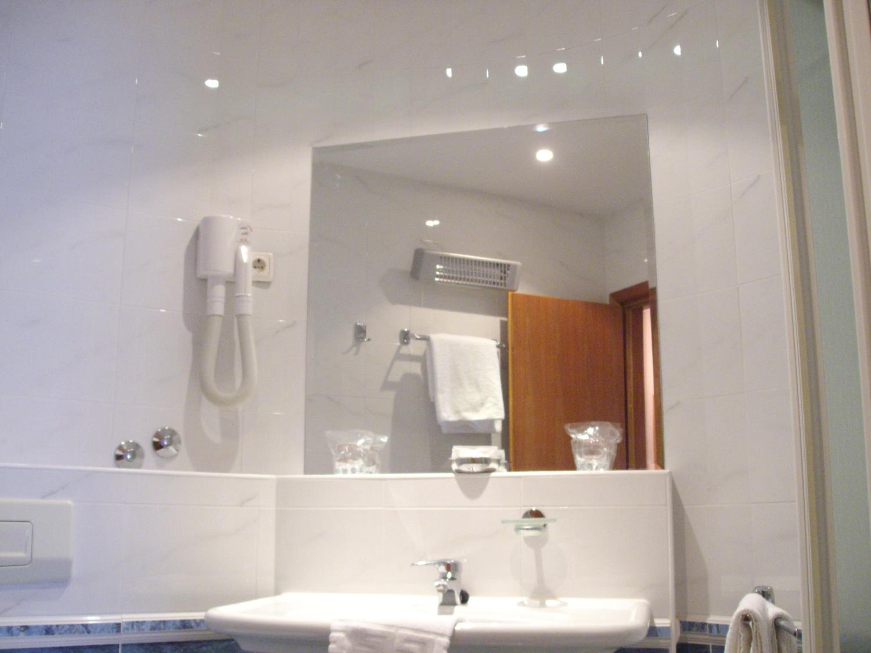 Double or Twin Room - Photo 13