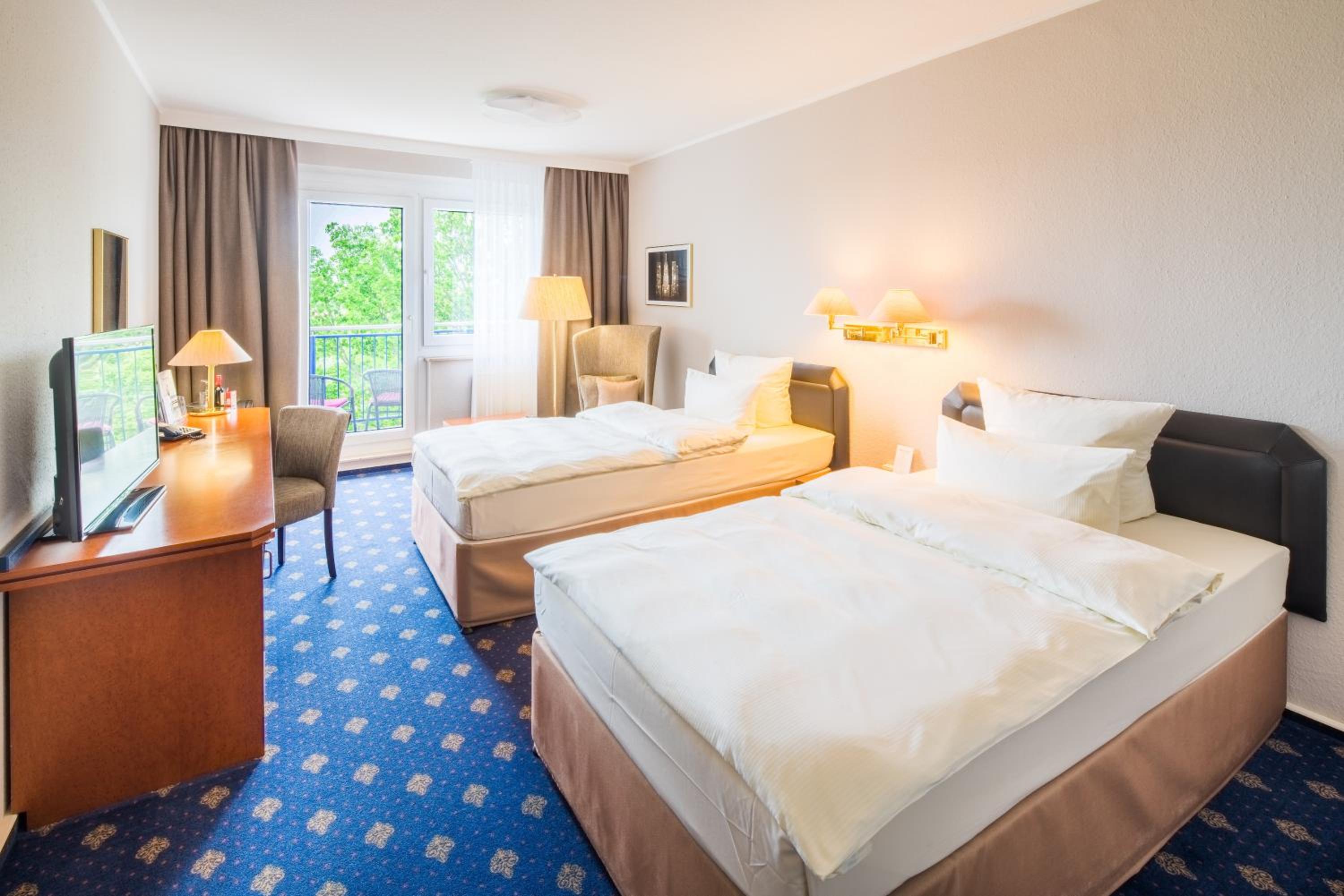 Standard Twin Room thumbnail 6