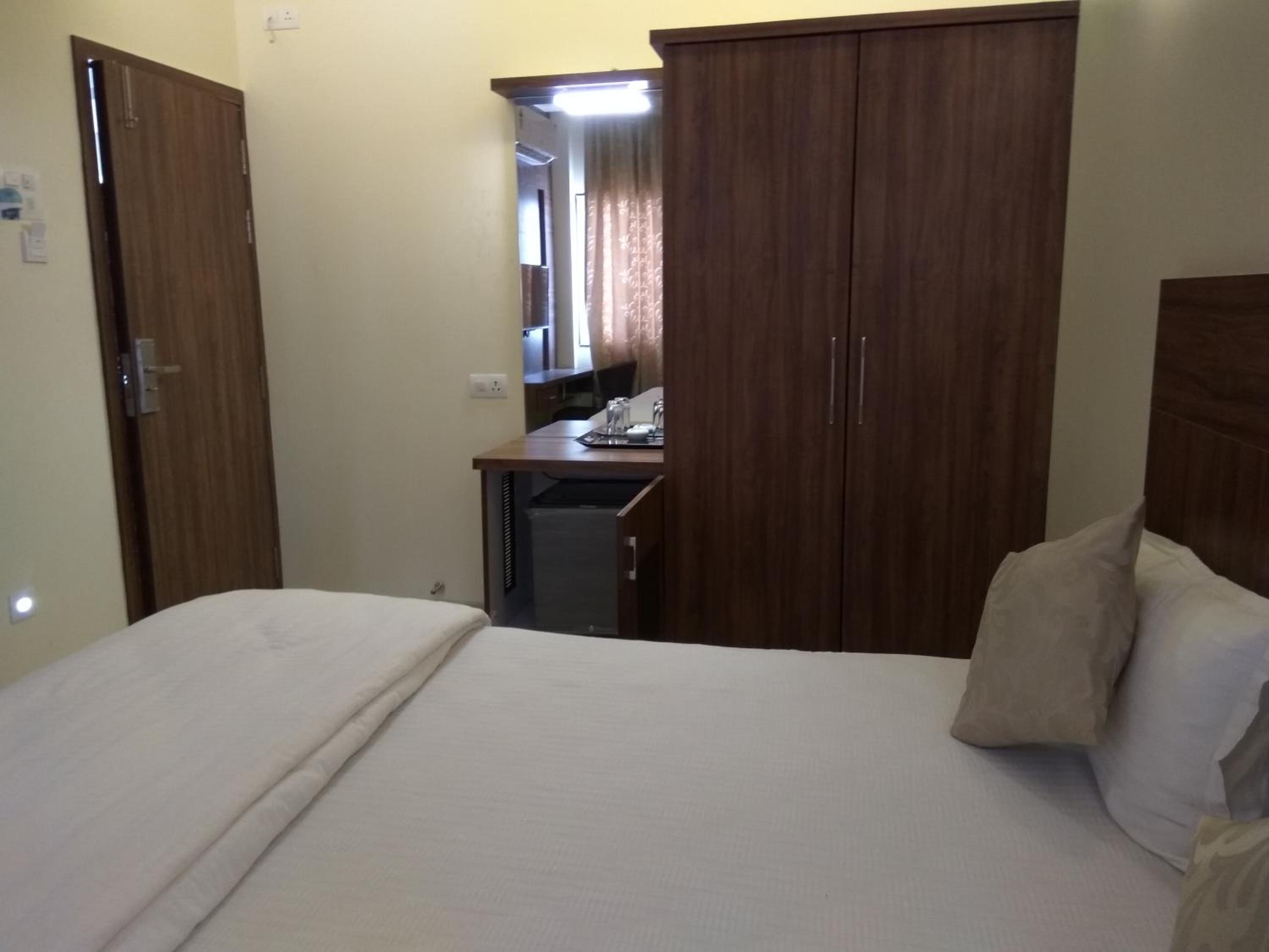 Deluxe Room - Photo 17