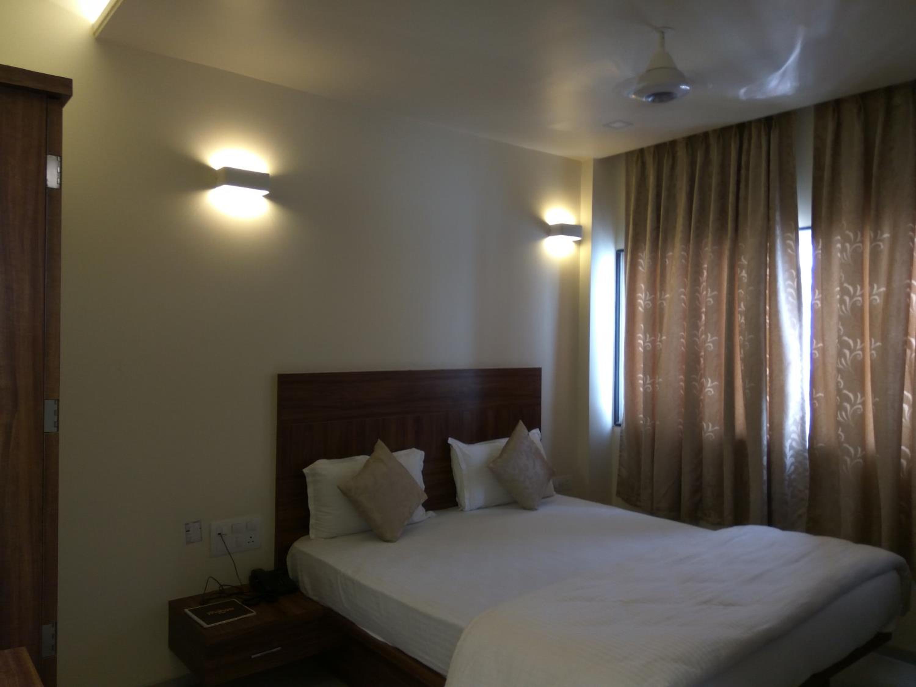 Deluxe Room - Photo 11